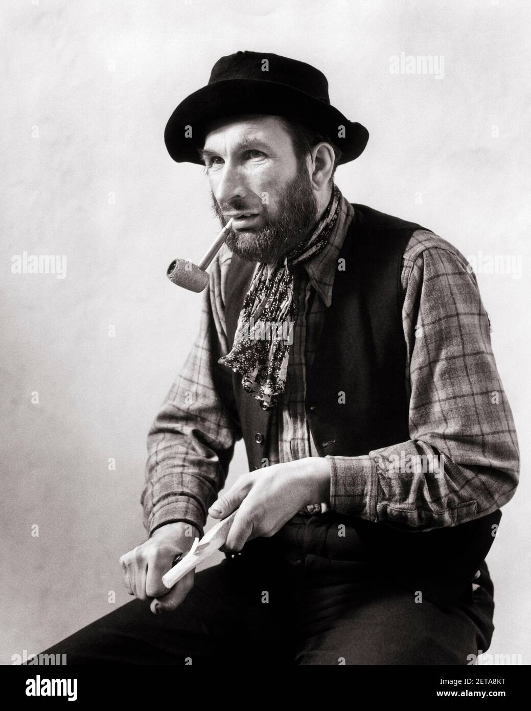 ANNÉES 1930 HOMME PERSONNAGE DE FILM PAYS RUBE STÉRÉOTYPE VÊTEMENTS DÉCHIQUETÉS BLANCHIR BOIS AVEC COUTEAU À BOIS FUMANT CORNB TUYAU - C797 HAR001 HARS BALANCE STYLE DE VIE ACTEUR EMPLOIS PIPE RURAL COPIER ESPACE DEMI-LONGUEUR PERSONNES PERSONNAGE HOMMES PROFESSION SÉRÉNITÉ DIVERTISSEMENT GILET EXPRESSIONS ÂGE MOYEN B&W HOMME D'ÂGE MOYEN MOUSTACHE ARTS DE LA SCÈNE COMPÉTENCE MÉTIER COMPÉTENCES LOISIR INTERPRÈTE PIPES FORCE TABAC MOUSTACHES CARRIÈRES RÉCRÉATION TRAVAIL FIERTÉ MAUVAISE HABITUDE EMPLOI ENTERTAINER PROFESSIONS DE CHEVEUX FACIAUX FUMEUR NICOTINE ACTEURS CONCEPTUELS ADDICTIVE CHEMISE À MOTIF ÉCOSSAIS ET MOTIF EMPLOYÉ, ÉLÉGANTE ET ENSACHÉE, CORNB Banque D'Images