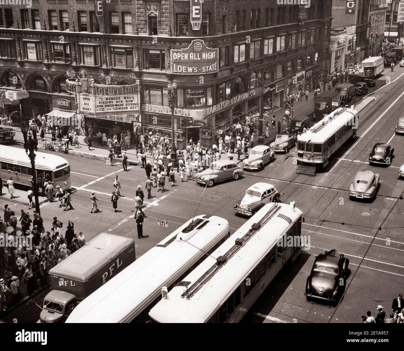 LES ANNÉES 1940, INTERSECTION ANIMÉE BROADWAY ET 7TH STREET, VOITURES DU CENTRE-VILLE PIÉTONS LOWE'S STATE MOVIE THEATRE LOS ANGELES CA USA - HP 4218 ASP001 HARS COPIE ESPACE FEMMES PERSONNES BOUTIQUES MARQUEE UNITED ÉTATS-UNIS D'AMÉRIQUE AUTOMOBILE HOMMES PIÉTONS DIVERTISSEMENT TRANSPORT B&W NORD AMÉRIQUE SHOPPER CENTRE-VILLE AMÉRIQUE DU NORD SHOPPERS PIÉTON INTERSECTION À GRAND ANGLE EXTÉRIEUR DES MAGASINS DE VÉHICULES AUTOMOBILES ET AUTOMOBILES DE LA CÔTE OUEST 7E AUTOMOBILES VÉHICULES TROLLEY CARS BROADWAY COMMERCE TRANSIT NOIR ET LES ENTREPRISES BLANCHES LOS ANGELES DE TRANSPORT DE MASSE VÉHICULES AUTOMOBILES À L'ANCIENNE CHARIOT Banque D'Images