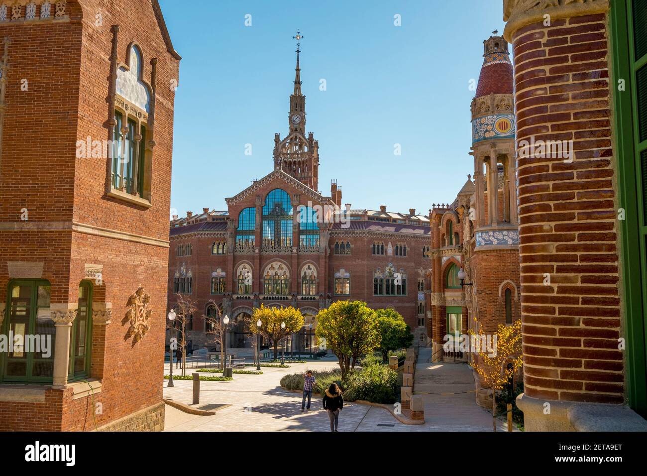 Vue sur une cour à la tour de l'horloge. À l'hôpital de la Santa Creu i Sant Pau à Barcelone, Espagne. Banque D'Images