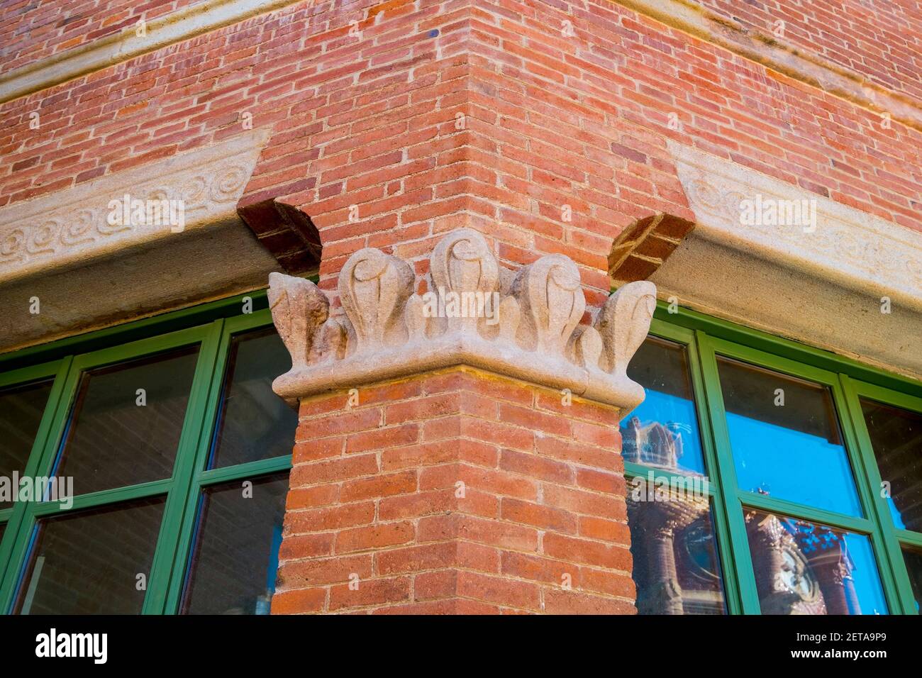 Détail d'un coin de colonne en béton, motif nature Art nouveau. À l'hôpital de la Santa Creu i Sant Pau à Barcelone, Espagne. Banque D'Images