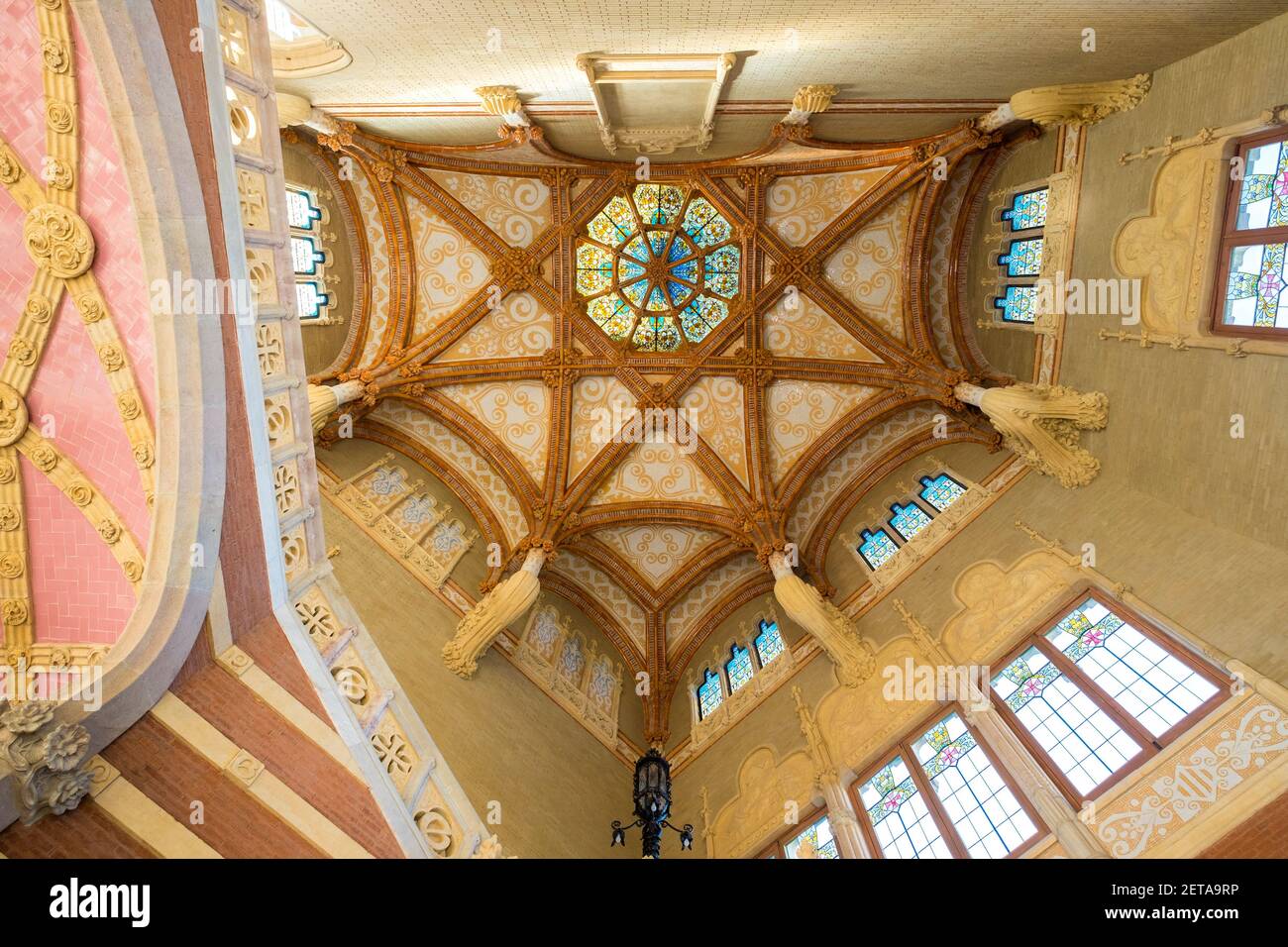 Vue sur le plafond de style gothique et médiéval dans le bâtiment principal. À l'hôpital de la Santa Creu i Sant Pau à Barcelone, Espagne. Banque D'Images