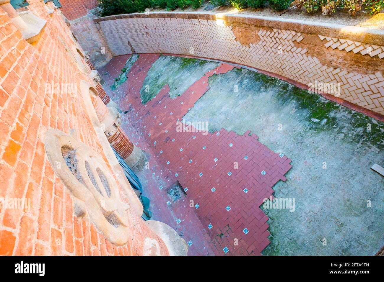 Détail d'un patio de sous-sol non restauré de carreaux rouges. À l'hôpital de la Santa Creu i Sant Pau à Barcelone, Espagne. Banque D'Images