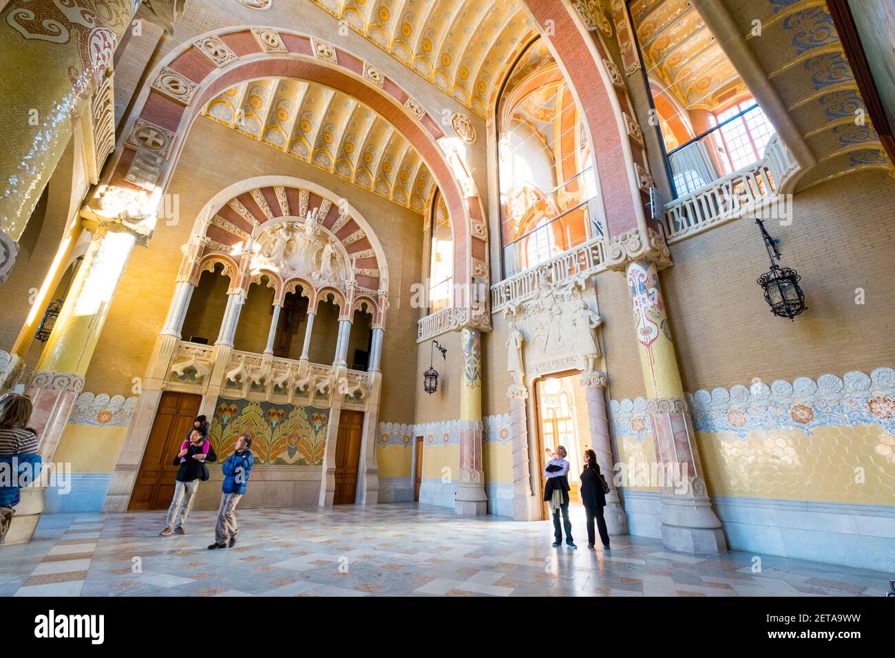 Le magnifique hall principal, carrelé et envolent. À l'hôpital de la Santa Creu i Sant Pau à Barcelone, Espagne. Banque D'Images