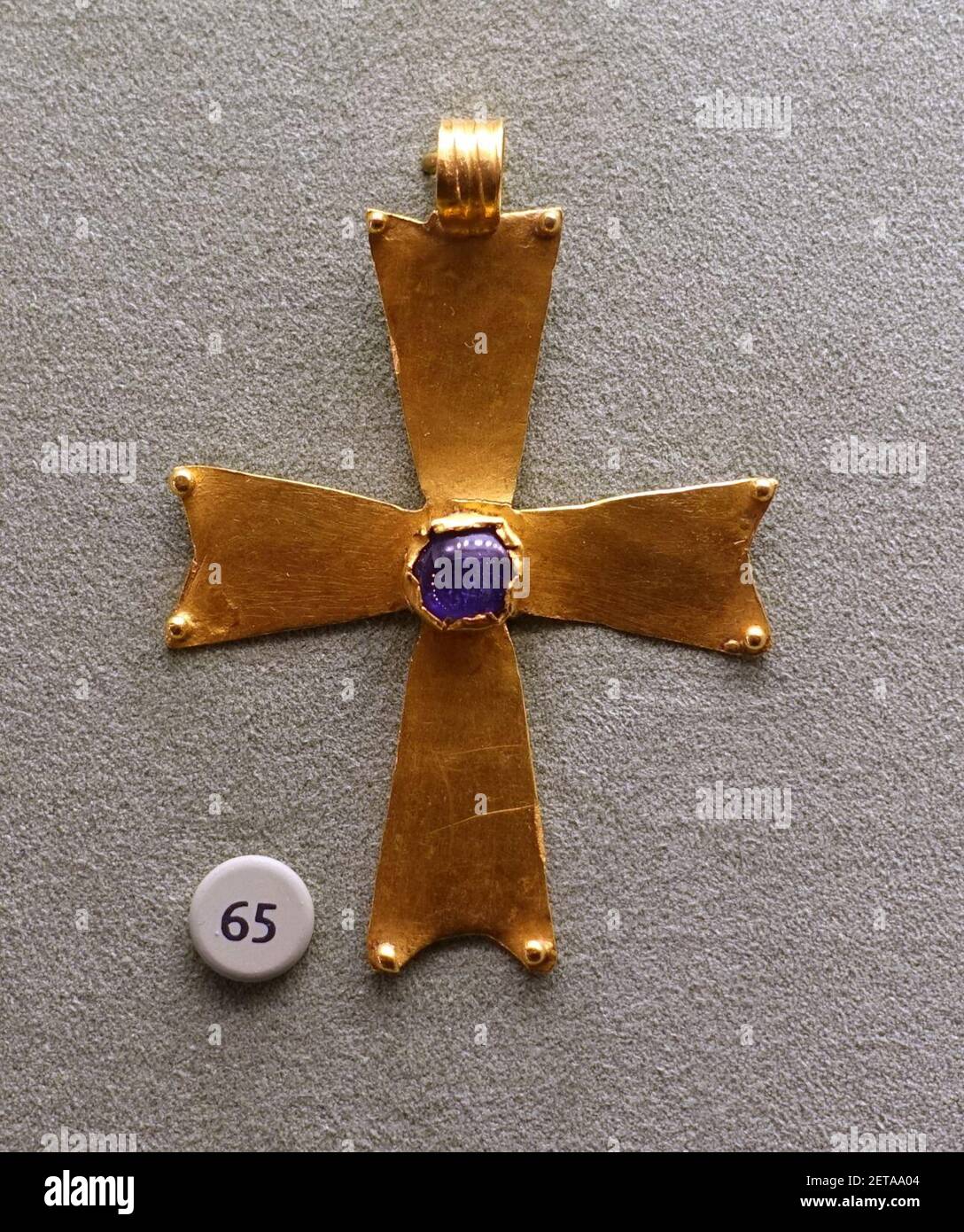 Pendentif croix, byzantine précoce, c. 500-600 AD, or, verre Photo Stock -  Alamy