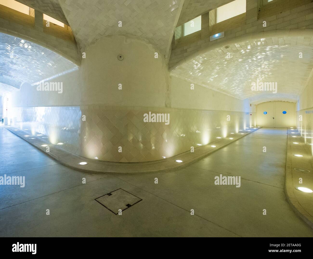 Le système de route de livraison souterrain intelligent avec carreaux de métro blancs. À l'hôpital de la Santa Creu i Sant Pau à Barcelone, Espagne. Banque D'Images