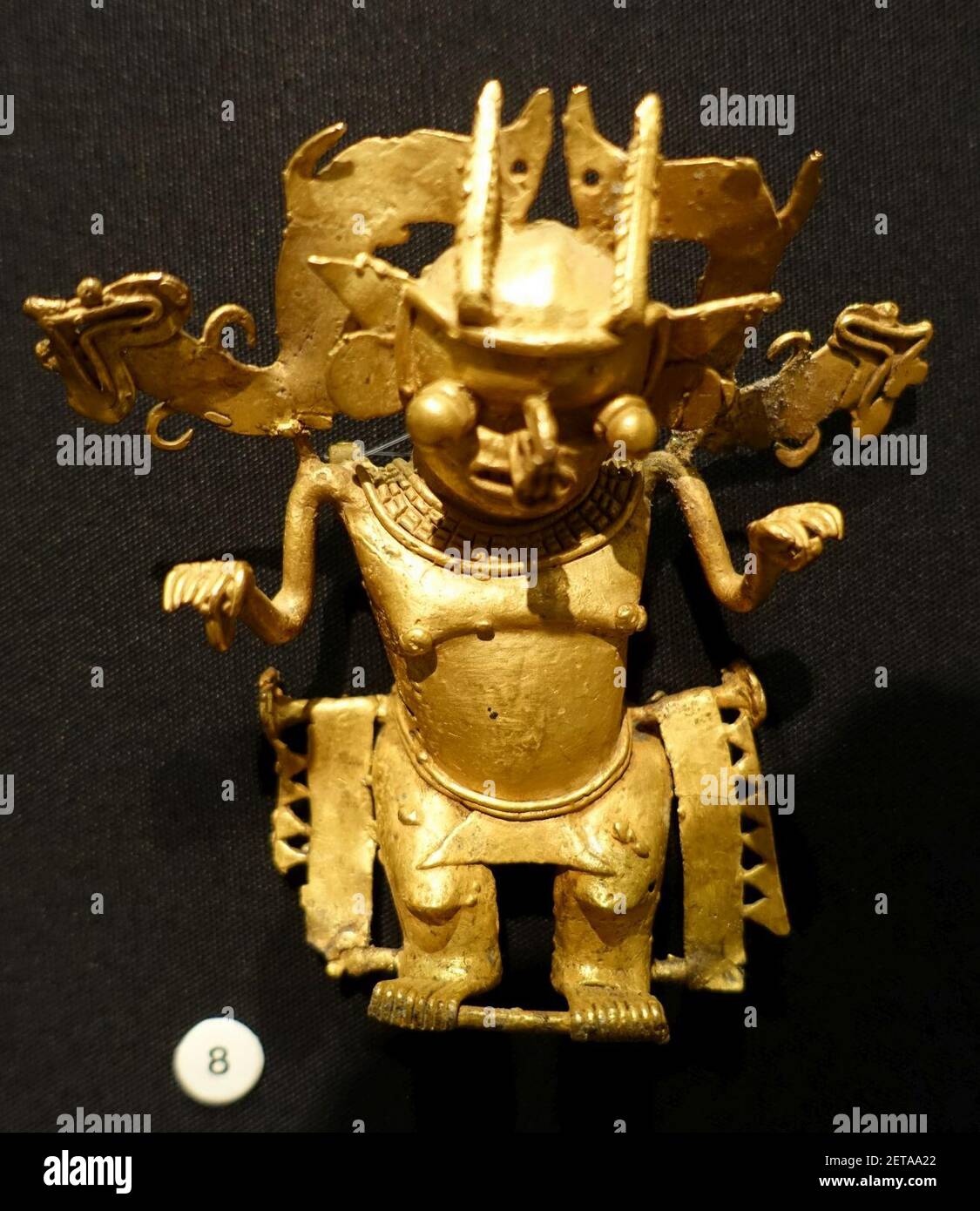 Pendentif avec figure masquée, probablement de style Parita, péninsule Azuero, Panama, probablement c. 700-1520 AD, alliage or-cuivre (tumbaga) Banque D'Images