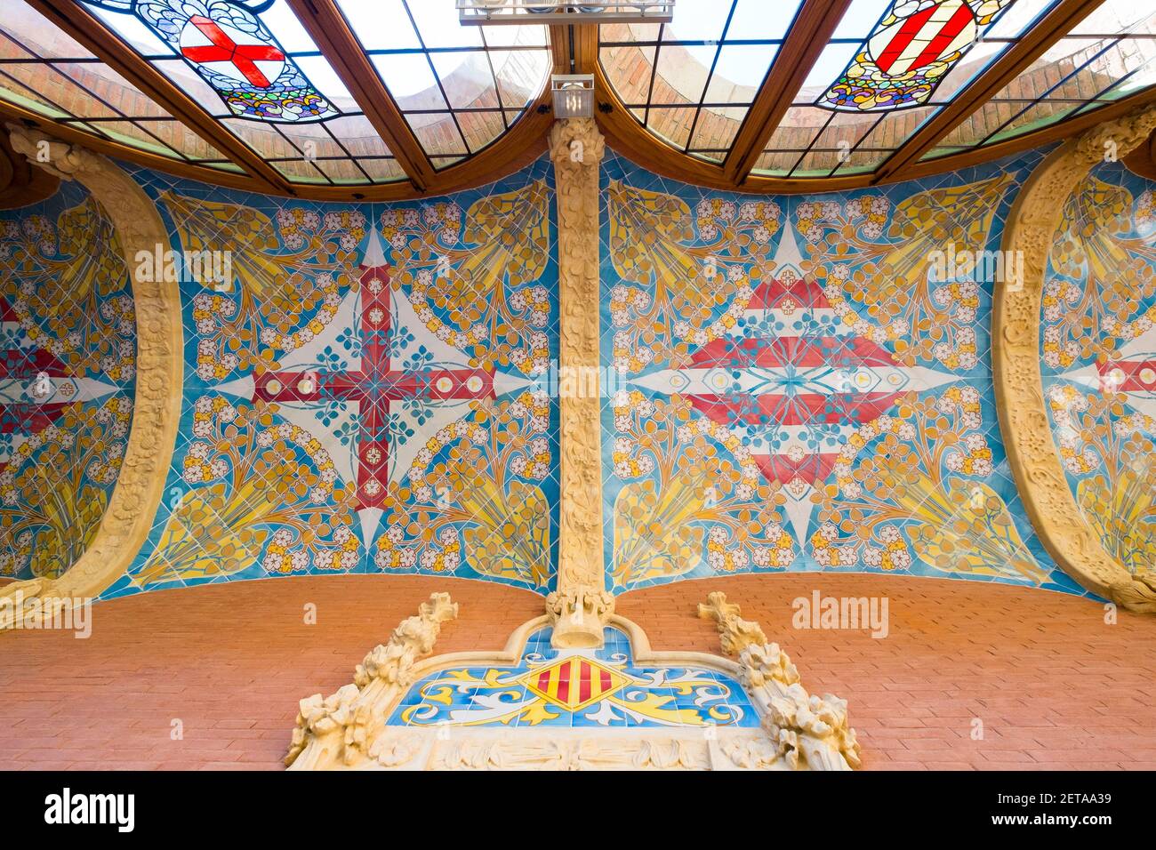 Beau carrelage en mosaïque dans un couloir du bâtiment principal. À l'hôpital de la Santa Creu i Sant Pau à Barcelone, Espagne. Banque D'Images