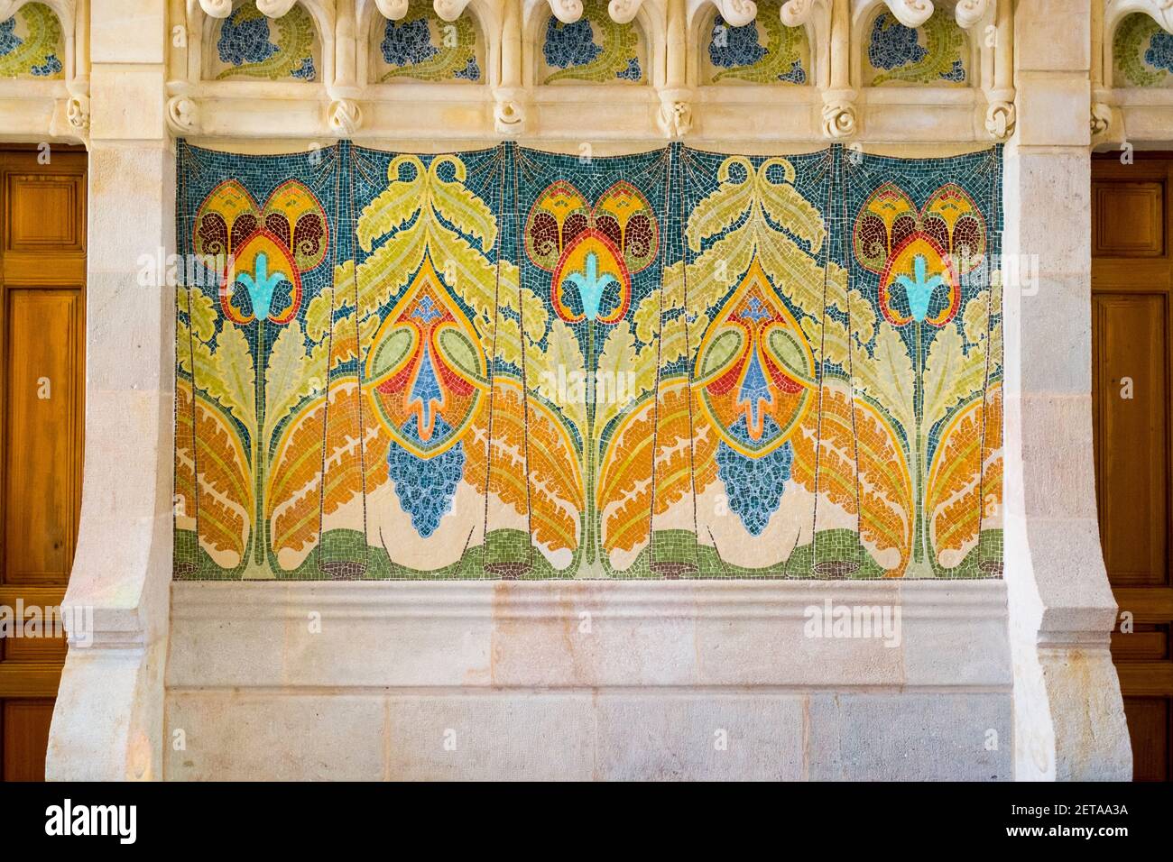 Décoration classique Art nouveau mosaïque nature sur un mur. À l'hôpital de la Santa Creu i Sant Pau à Barcelone, Espagne. Banque D'Images