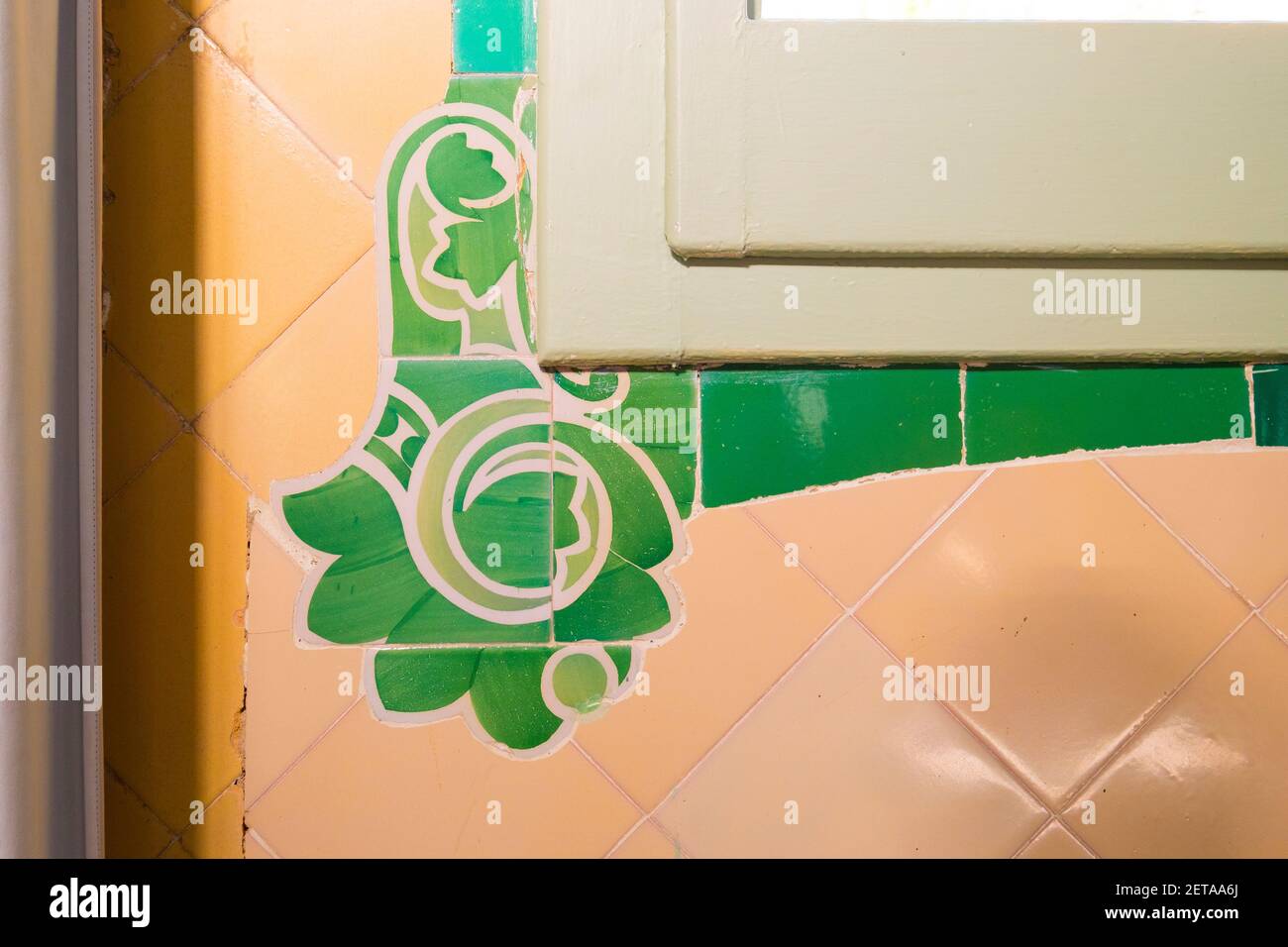 Détail fenêtre, carrelage, décoration. À l'hôpital de la Santa Creu i Sant Pau à Barcelone, Espagne. Banque D'Images