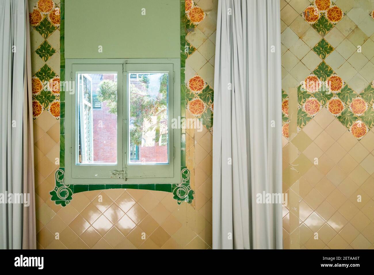 La décoration de carreaux de fleurs et de vert dans un bâtiment typique de paroisse. À l'hôpital de la Santa Creu i Sant Pau à Barcelone, Espagne. Banque D'Images