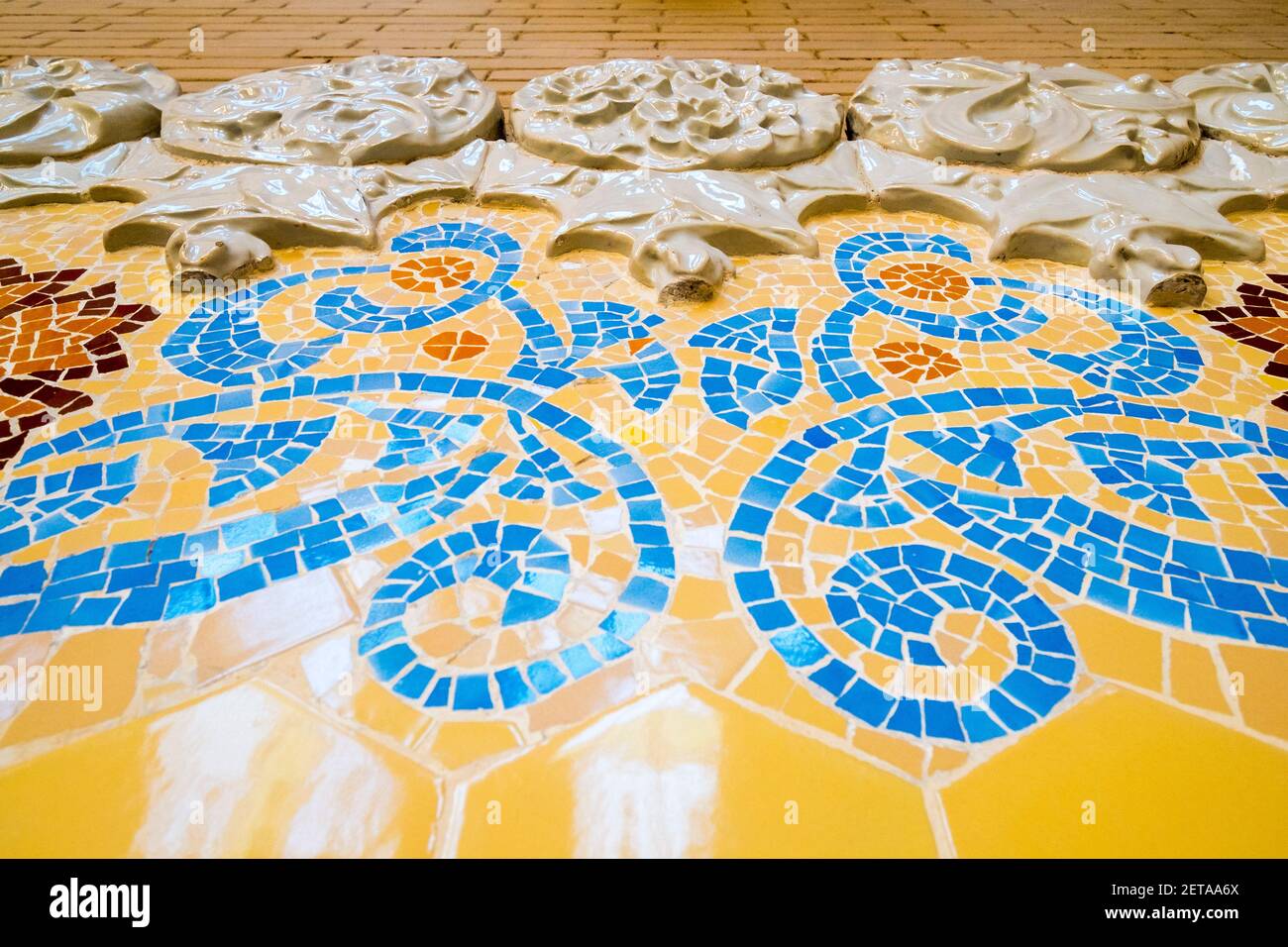 Détail de carreaux sur un mur dans le bâtiment principal. À l'hôpital de la Santa Creu i Sant Pau à Barcelone, Espagne. Banque D'Images