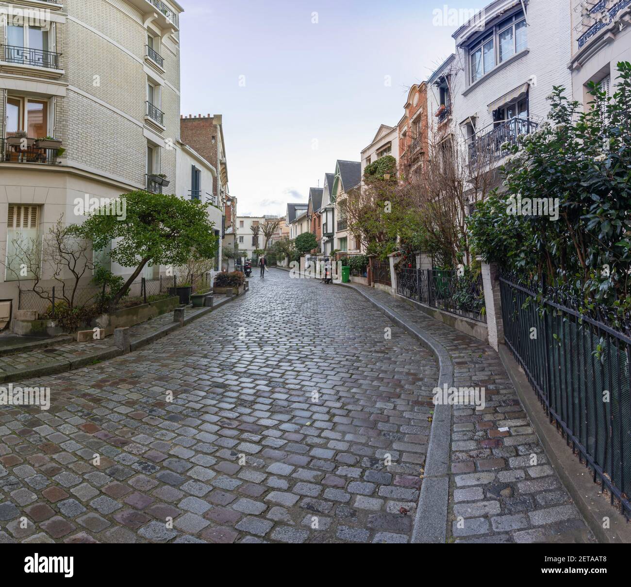Paris, France - 02 26 2021 : quartier de Montmartre. Rue Villa Leandre Banque D'Images