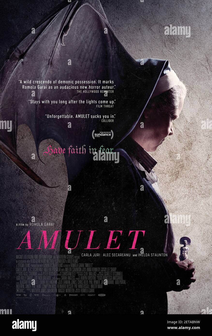 Amulet (2020) réalisé par Romola Garai et mettant en vedette Carla Juri, Alec Secareanu et Imelda Staunton . Un homme sans abri est offert comme endroit pour vivre et découvre tout n'est pas ce qu'il semble. Banque D'Images