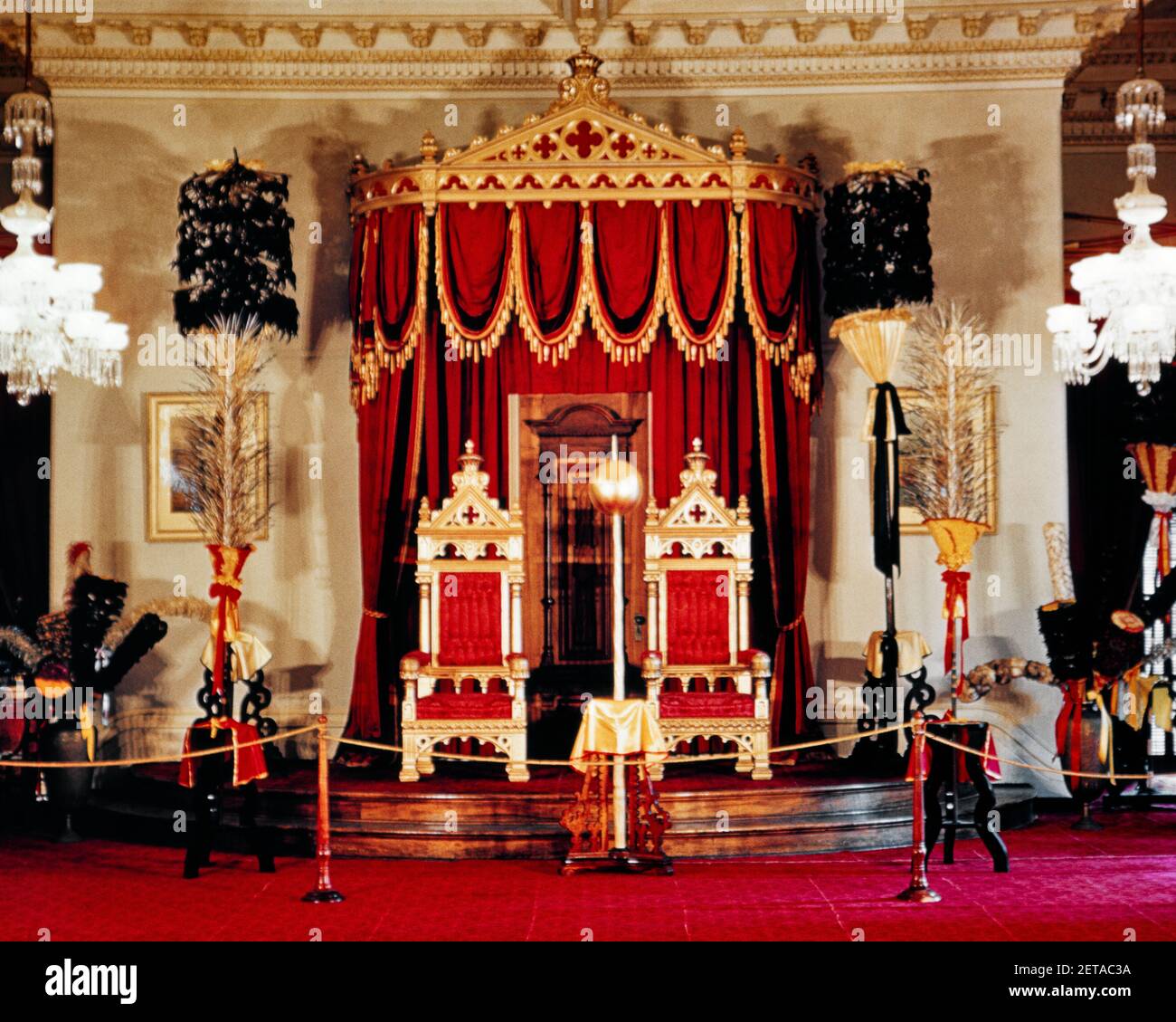 SALLE DU TRÔNE DES ANNÉES 1970 PALAIS ROYAL IOLANI CONSTRUIT EN 1882 HONOLULU HAWAII USA - KR15810 LAN001 HARS THRONE INTÉRIEUR DESIGN RÉSIDENCE DÉCORATION ÉLÉGANTE MAISON SOMPTUEUSE MONARCHIE MONUMENT HISTORIQUE NATIONAL 1882 MOBILIER ÉLABORÉ ÎLES HAWAÏENNES À L'ANCIENNE Banque D'Images