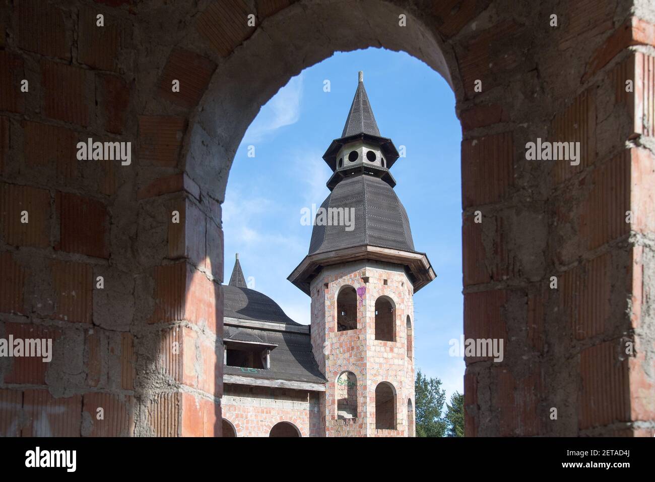 Le château de Lapalice est la plus grande construction non autorisée et inachevée de Pologne construite au milieu des années 80 comme un style de château moderne à Lapalice, en Pologne. S Banque D'Images