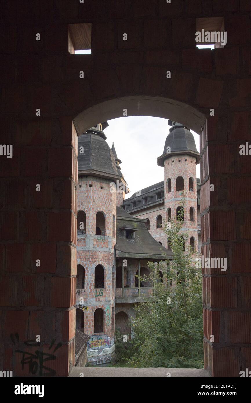 Le château de Lapalice est la plus grande construction non autorisée et inachevée de Pologne construite au milieu des années 80 comme un style de château moderne à Lapalice, en Pologne. S Banque D'Images