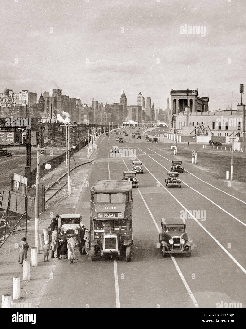 LES VISITEURS DES ANNÉES 1930 ATTENDENT LE BUS POUR LA FOIRE MONDIALE A DE 1933 EXPOSITION CENTURY OF PROGRESS PRÈS DU CHAMP DE SOLDATS À CHICAGO IL ÉTATS-UNIS - Q75020 CPC001 HARS FRÉQUENTANT LES BUS VISITEURS DE L'ILLINOIS 1933 EXPOSITION NOIR ET BLANC IL MIDWEST À L'ANCIENNE Banque D'Images