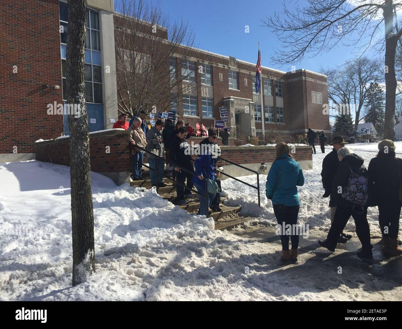 Personnes entrant et sortant d'un bureau de vote dans le quartier 1, Manchester, New Hampshire, 9 février 2016. Banque D'Images