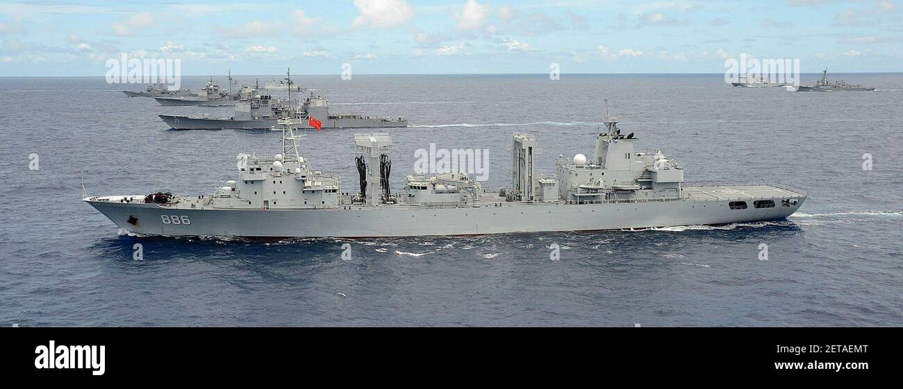 Le navire de l'Armée populaire de libération (Marine) PLA(N) Qiandaohu (AO 886) vole en étroite formation pendant l'exercice Rim of the Pacific (RIMPAC) 2014. Banque D'Images
