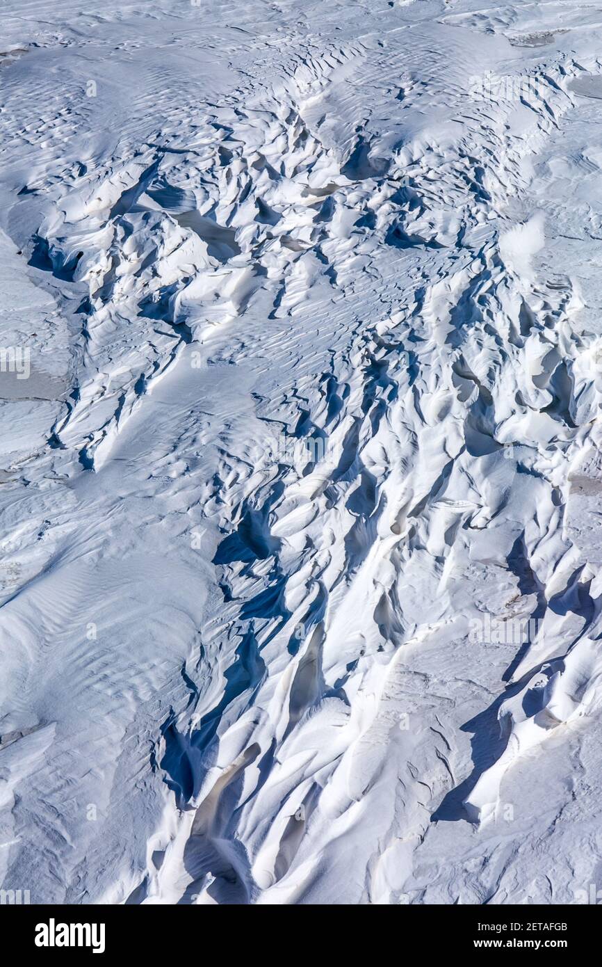 Vue aérienne abstraite des dérives de la neige dans l'Arctique canadien. Banque D'Images