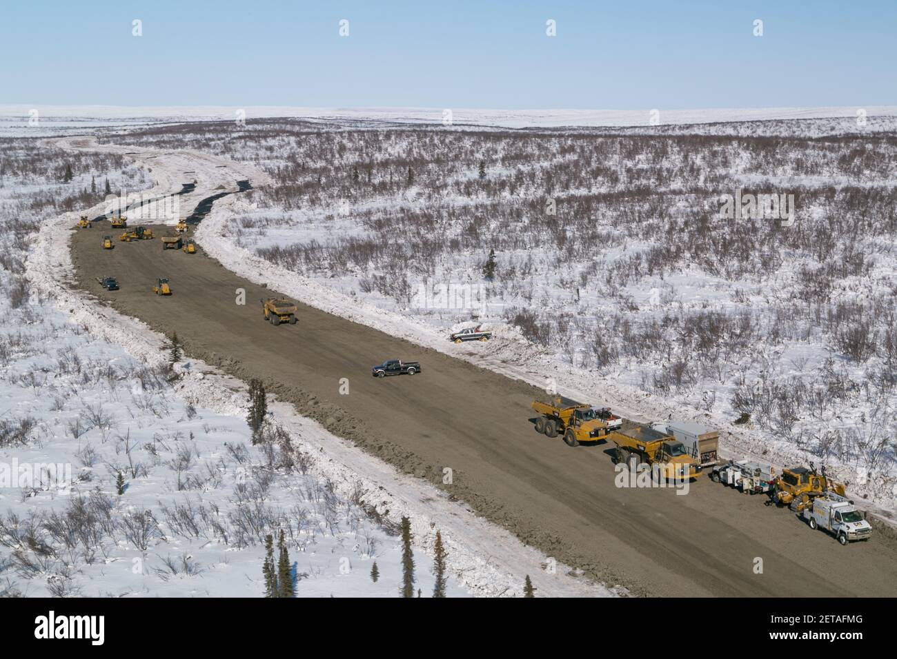 Pose du tissu géotextile (protège le pergélisol) et épandage du gravier sur la route Inuvik-Tuktoyaktuk, Territoires du Nord-Ouest, Arctique canadien. Banque D'Images