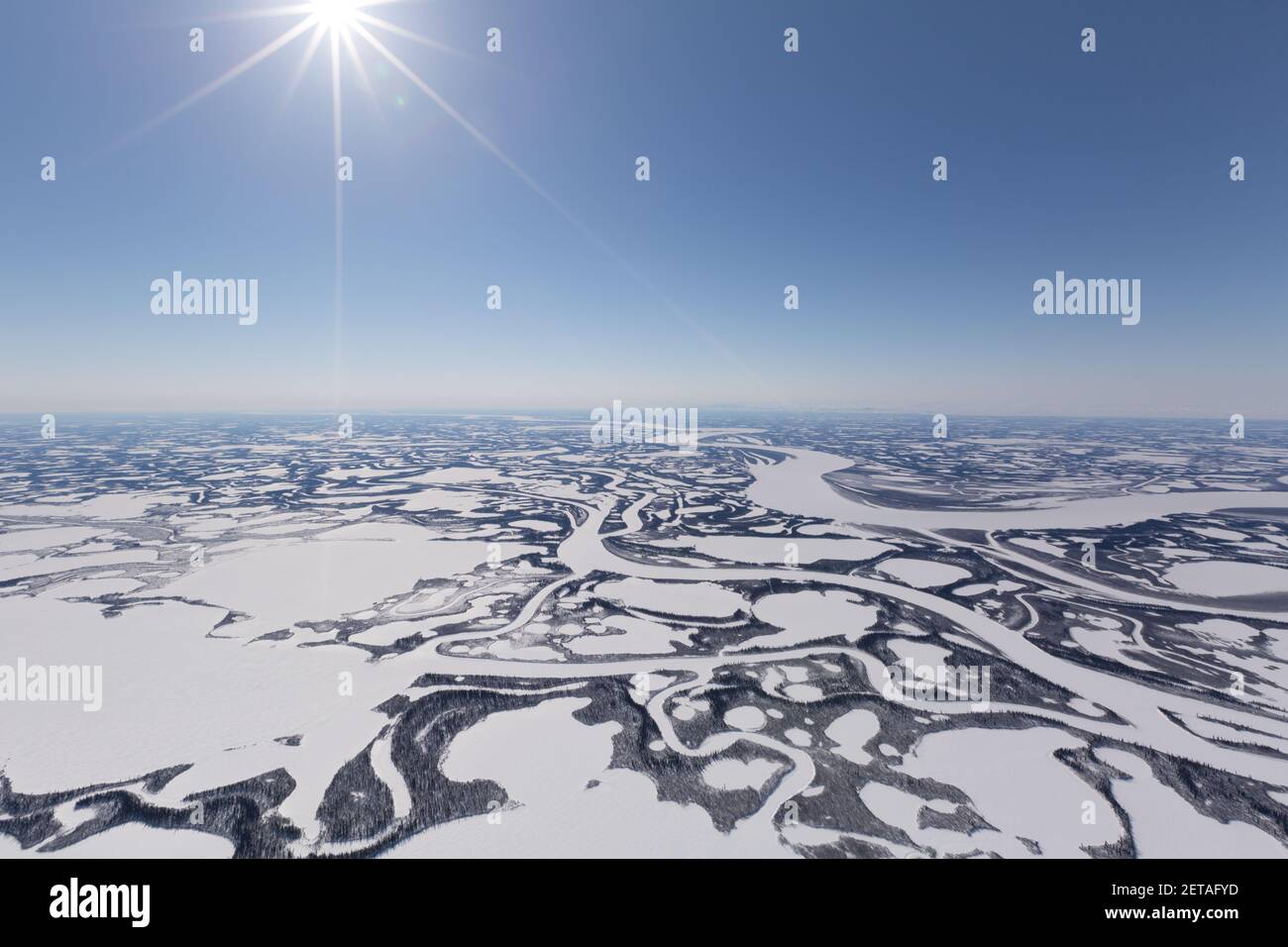 Vue aérienne en hiver du paysage gelé du delta de Beaufort, région d'Inuvik, Territoires du Nord-Ouest, Arctique canadien. Banque D'Images