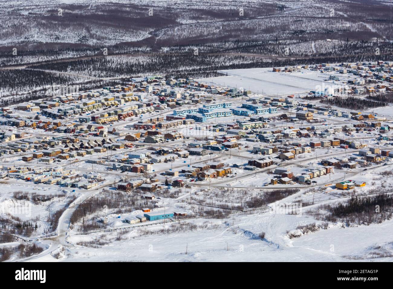 Vue aérienne en hiver des bâtiments de la ville d'Inuvik, dans la région du delta de Beaufort, dans les Territoires du Nord-Ouest, dans l'Arctique canadien. Banque D'Images