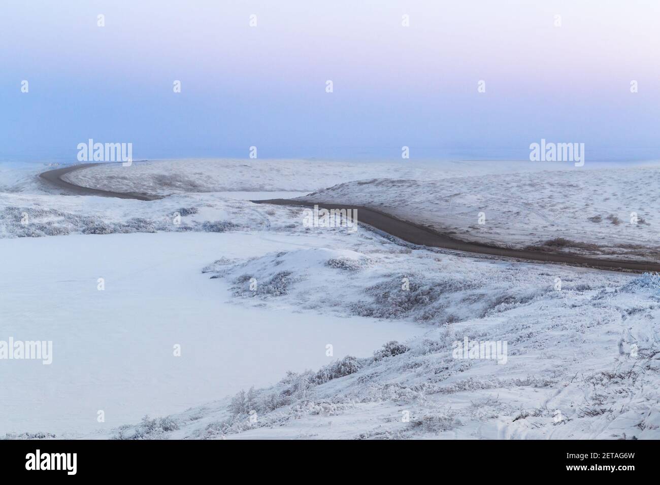 Paysage arctique de couleur pastel le long de la route en gravier Inuvik-Tuktoyaktuk en hiver, Territoires du Nord-Ouest, l'Arctique canadien. Banque D'Images