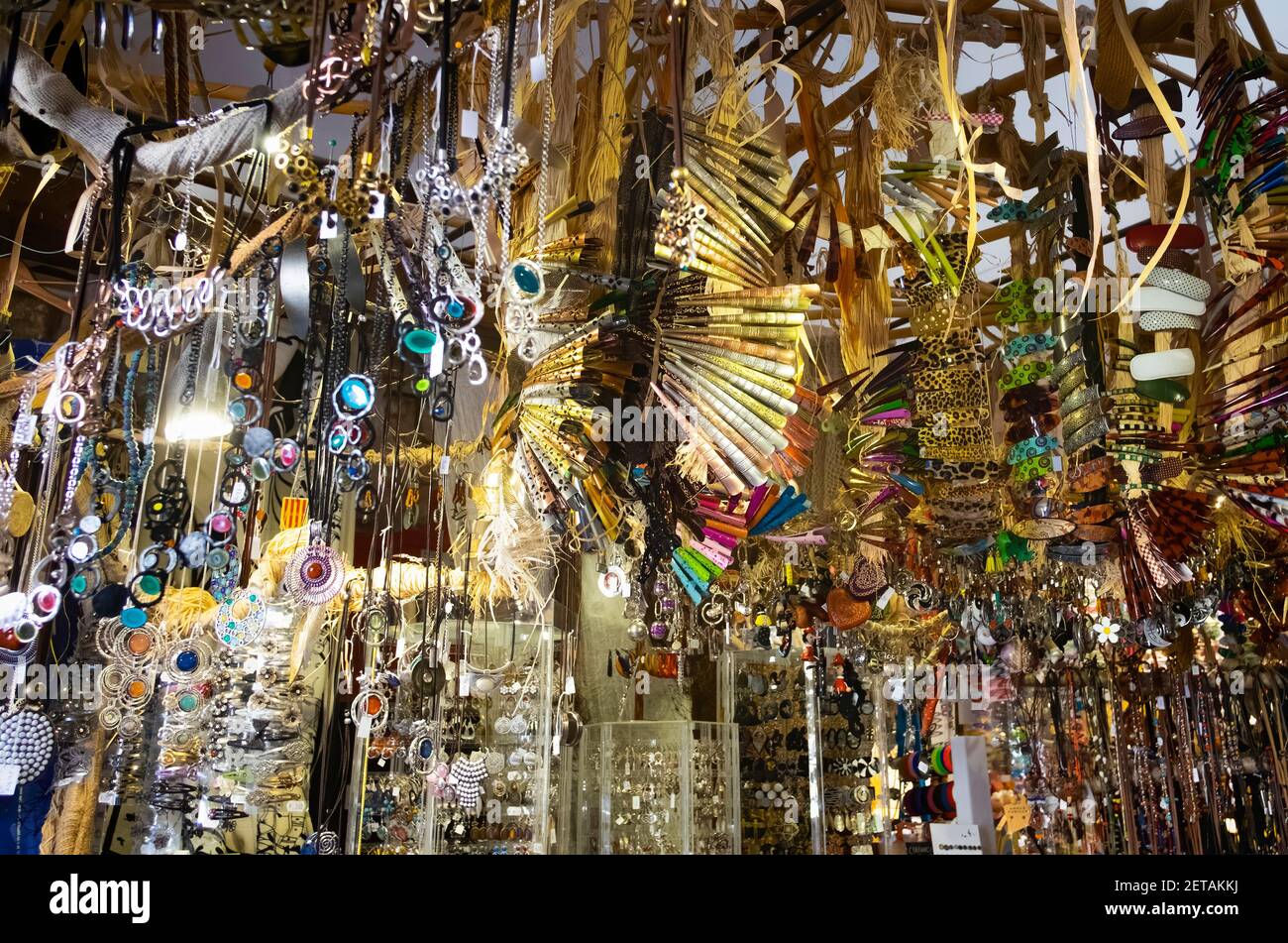 intérieur d'un magasin de bijoux fait à la main avec bracelets, colliers, pendentifs, bracelets, épingles à cheveux et autres articles suspendus Banque D'Images