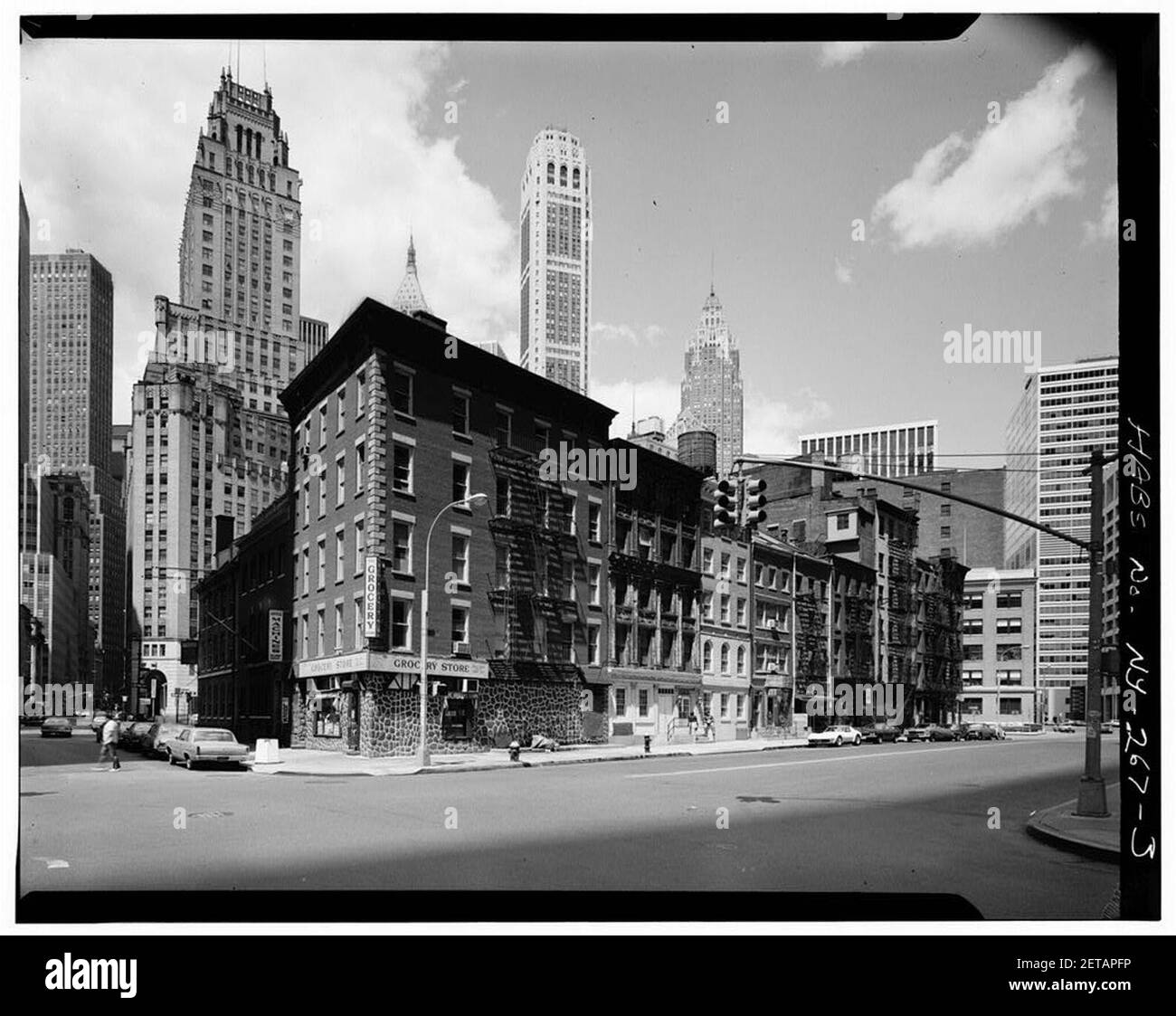 VUE SUR LE COIN DES RUES LARGES ET AQUATIQUES (FRAUNCES TAVERN EST À L'EXTRÊME GAUCHE, EN REGARDANT SUR BROAD STREET). Banque D'Images