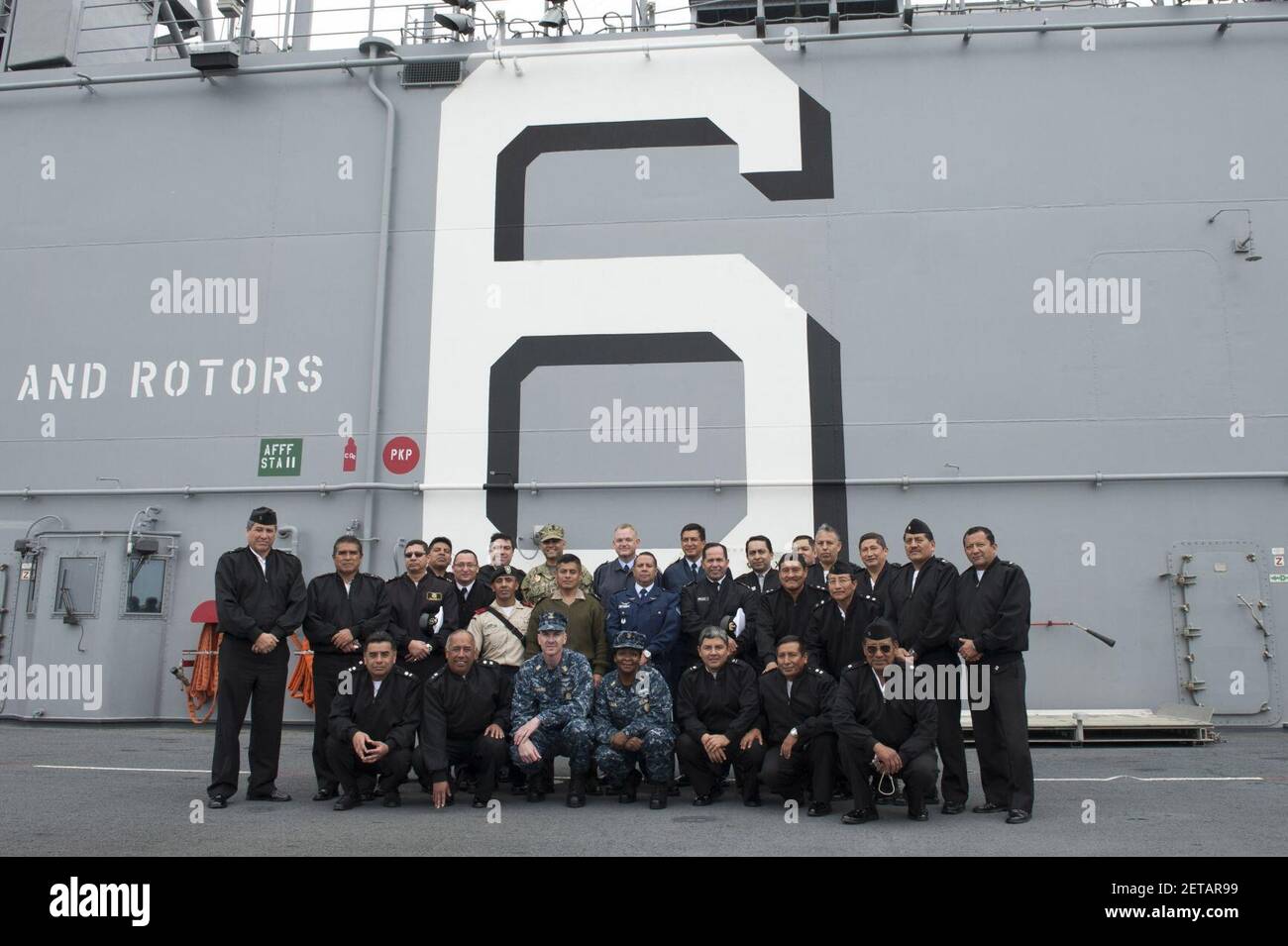 Les membres du service péruvien posent pour une photo avec le chef de commandement de la marine américaine, Chad Lunsford, au centre à gauche, le chef de commandement du navire d'assaut amphibie USS America (LHA 6), et le maître de commandement 140902 Banque D'Images
