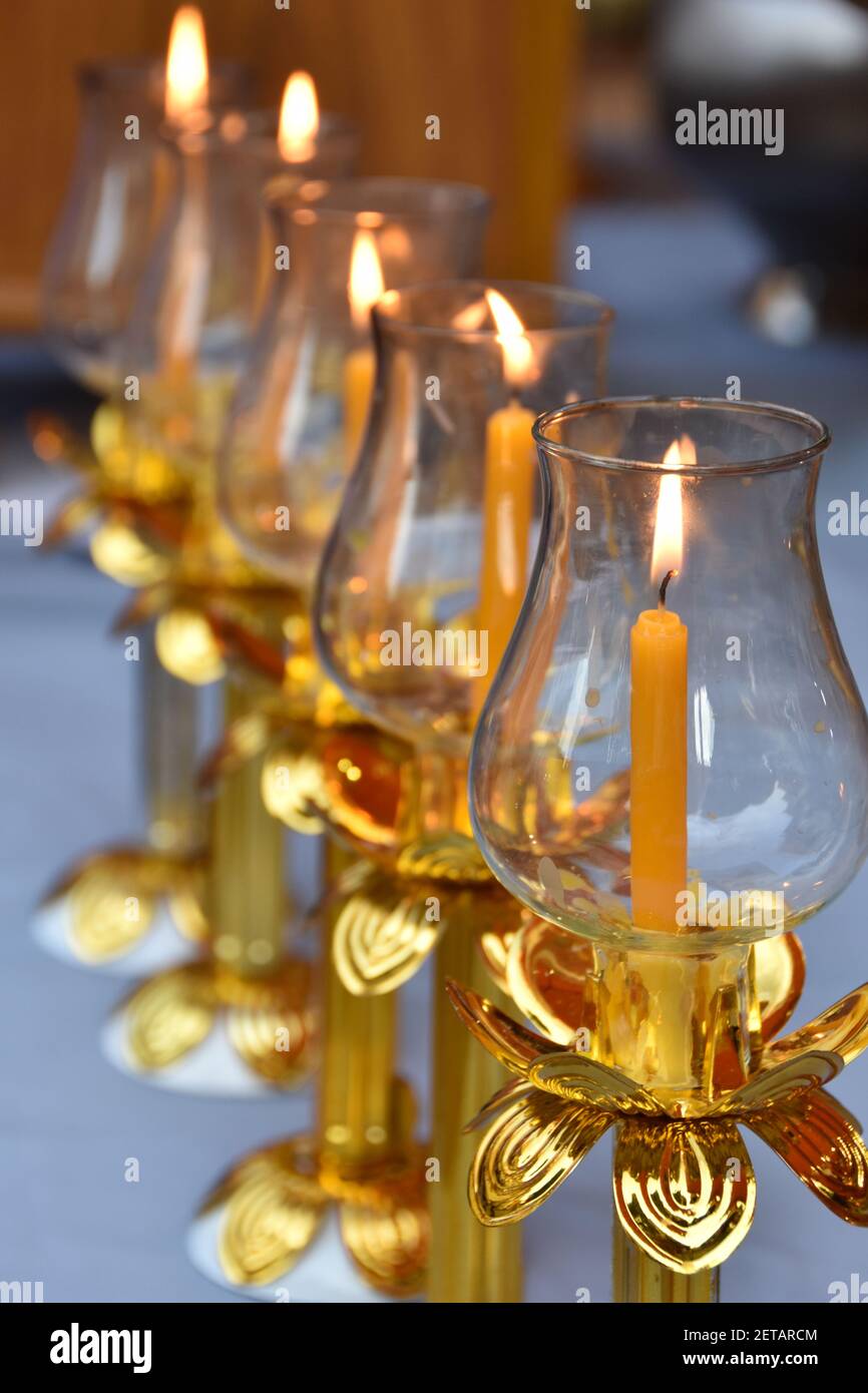 Journée du Bouddha au temple thaïlandais, Bangkok, Thaïlande - jour de Visakha Bucha - bougies allumées dans les bougeoirs dorés sur la table. Banque D'Images