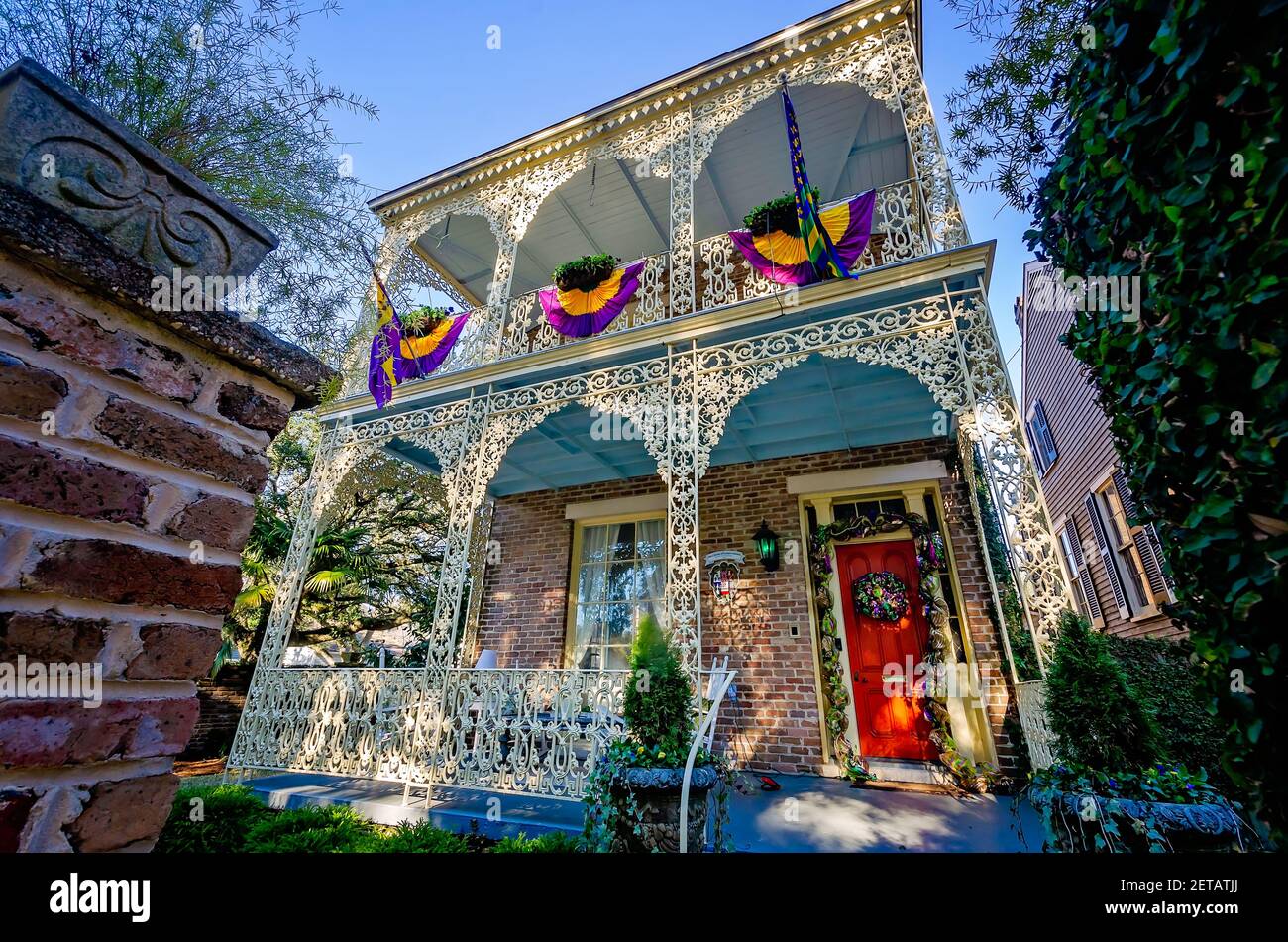 Une maison historique de 1859 avant-guerre, avec de la dentelle italienne en fer forgé, est décorée pour Mardi gras, 19 février 2021, à Mobile, Alabama. Banque D'Images