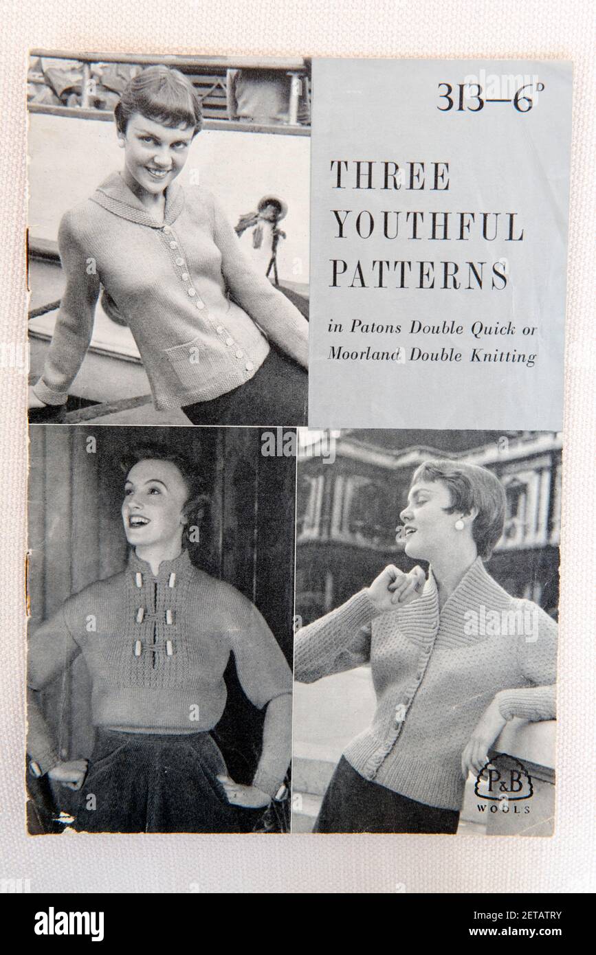 Vintage noir et blanc tricotage modèle, Patons - trois jeunes modèles - femmes cardigans et pulls, les années 1950 coût 6d. Pour usage éditorial uniquement Banque D'Images