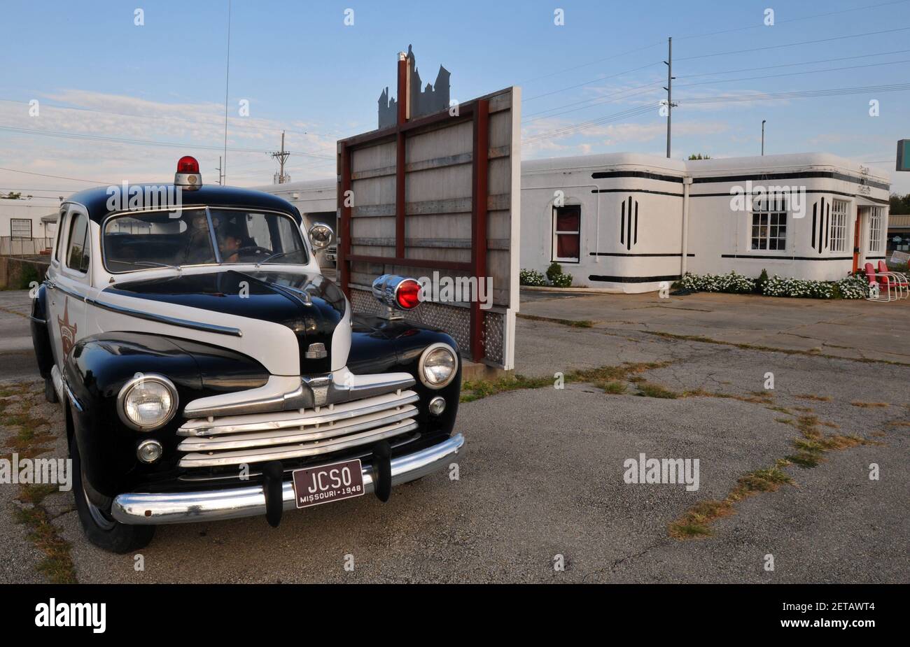 Une voiture de police classique est exposée près du Boots court Motel, un point de repère de la route 66 dans la ville de Carthage, Missouri. Banque D'Images