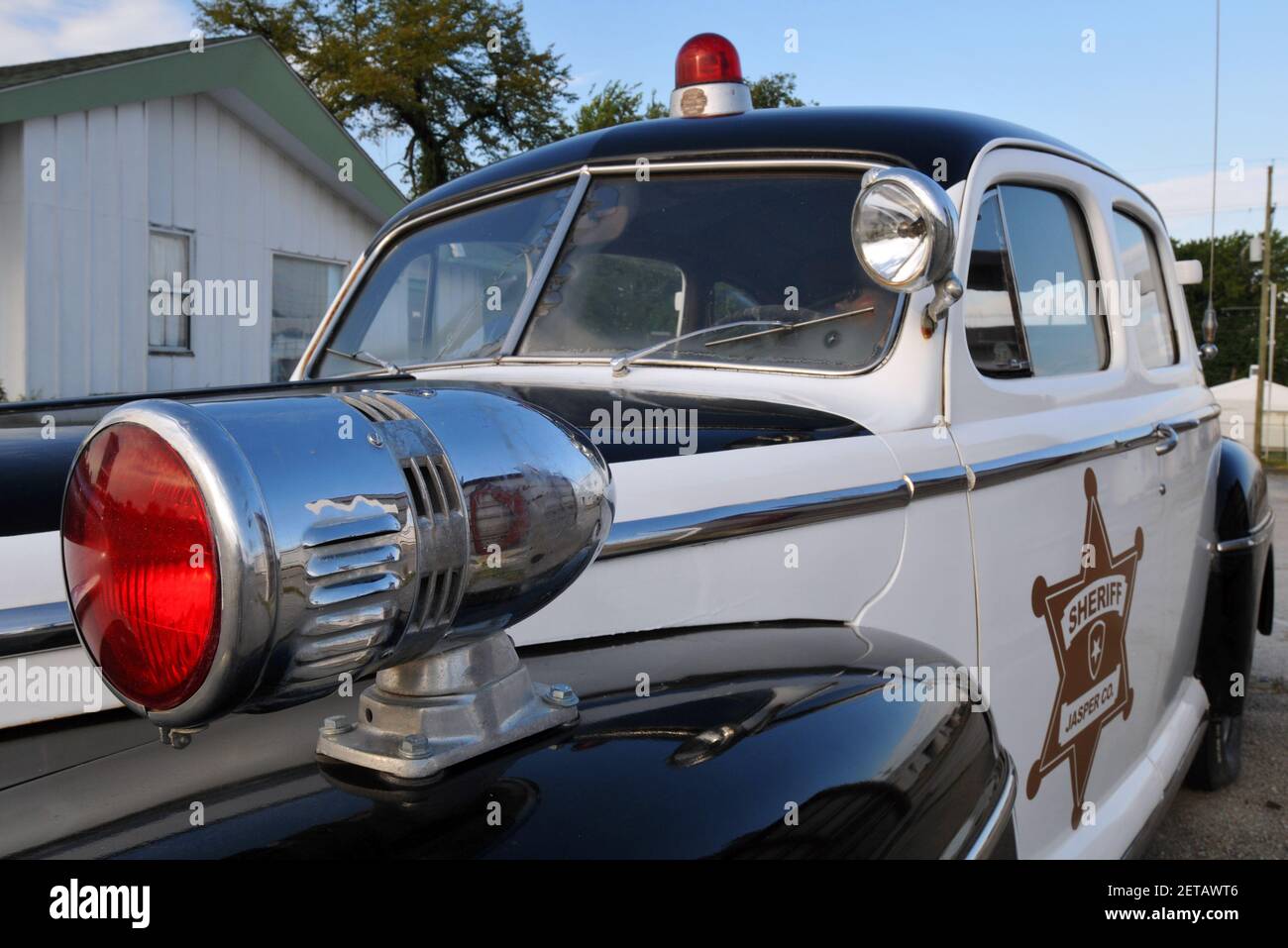 Une voiture de police classique avec aile et feux rouges montés sur le toit est exposée dans la ville de Carthage, Missouri, sur la route 66. Banque D'Images