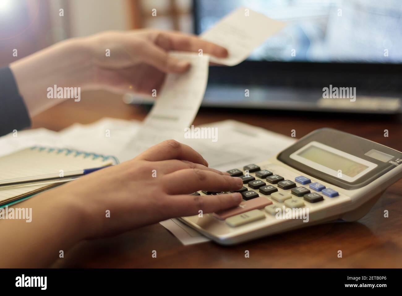 Femme qui fait de la comptabilité financière. Épargne, finances et économie concept Banque D'Images