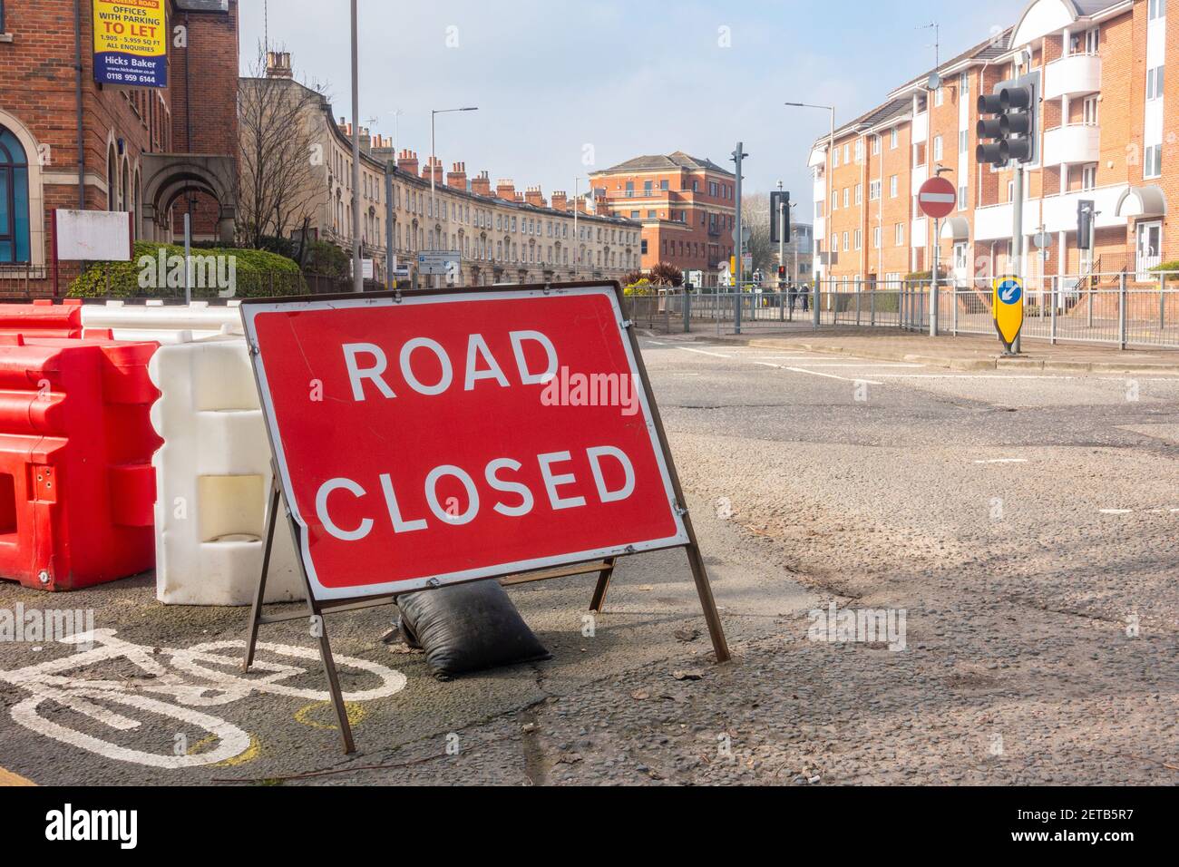 Un panneau rouge de route fermée indique qu'une rue latérale à la sortie de Queen's Road à Reading, au Royaume-Uni, est fermée. Banque D'Images