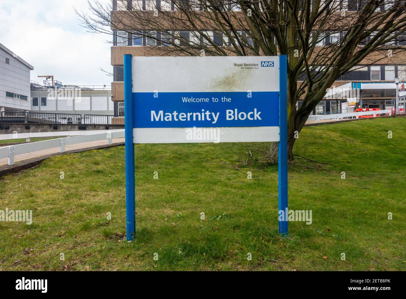 Un panneau à l'extérieur de la maternité à l'hôpital Royal Berkshire de Reading, Royaume-Uni. Banque D'Images