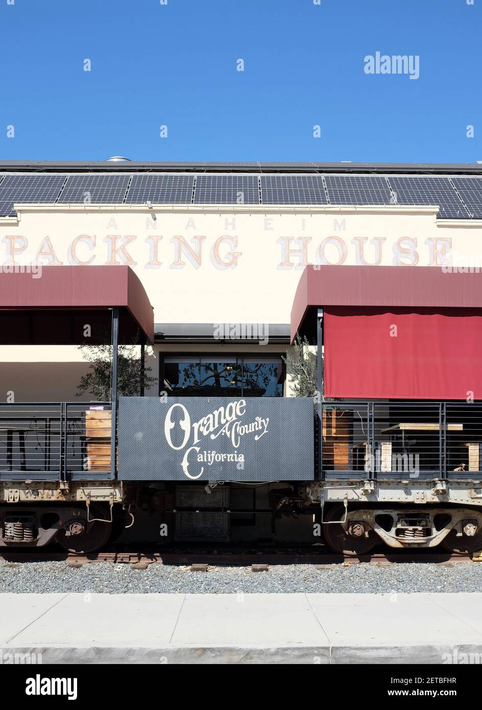 ANAHEIM, CALIFORNIE - 1er MARS 2021 : gros plan des wagons utilisés pour dîner à la salle de restauration gastronomique d'Anaheim Packing House dans le quartier d'Anaheim Packing. Banque D'Images