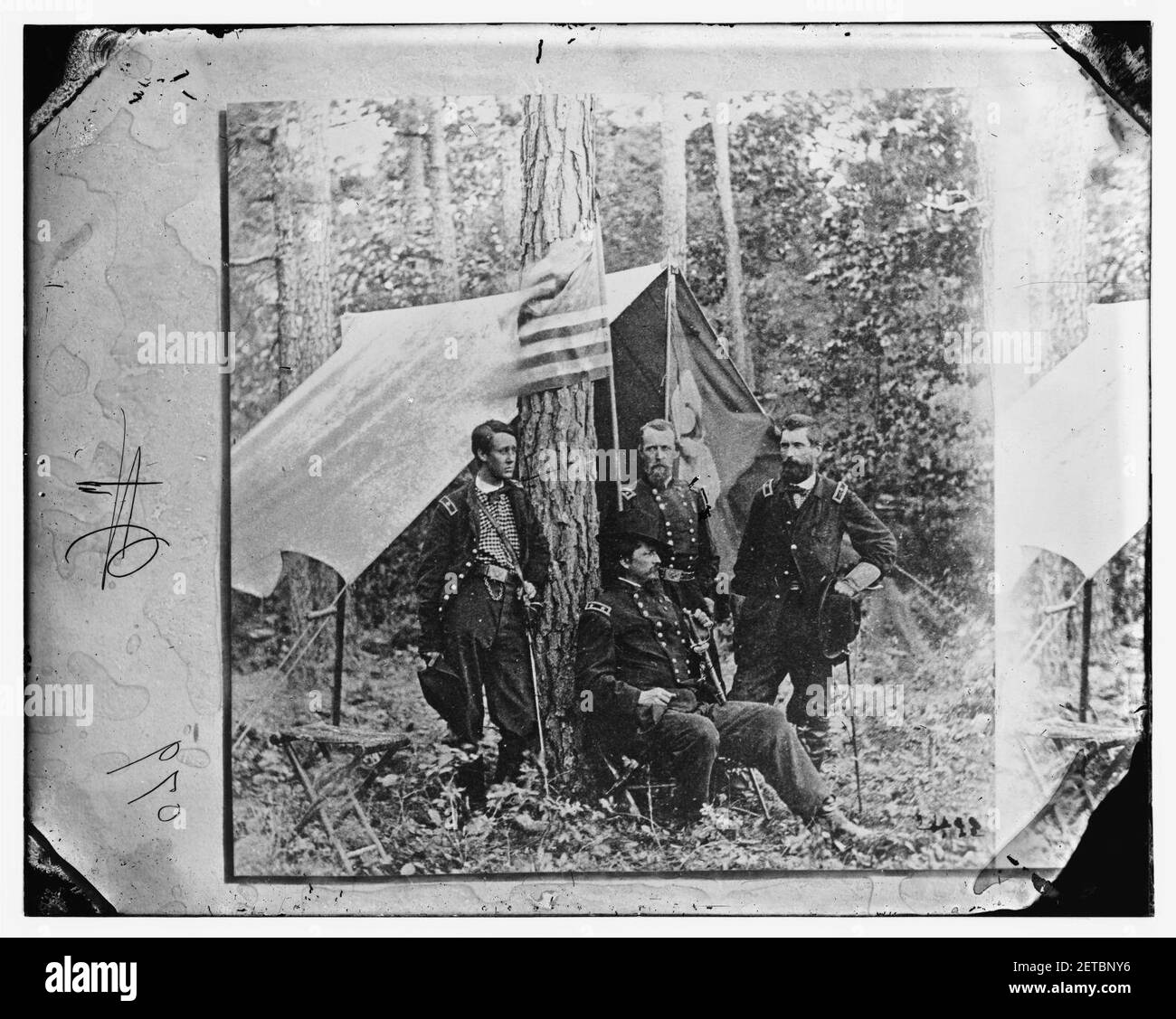 Petersburg, Virginie. Groupe de généraux fédéraux- Winfield Scott Hancock (assis), avec des commandants de division, Francis Channing Barlow, (à gauche), David Bell Birney, Et John Gibbon Banque D'Images