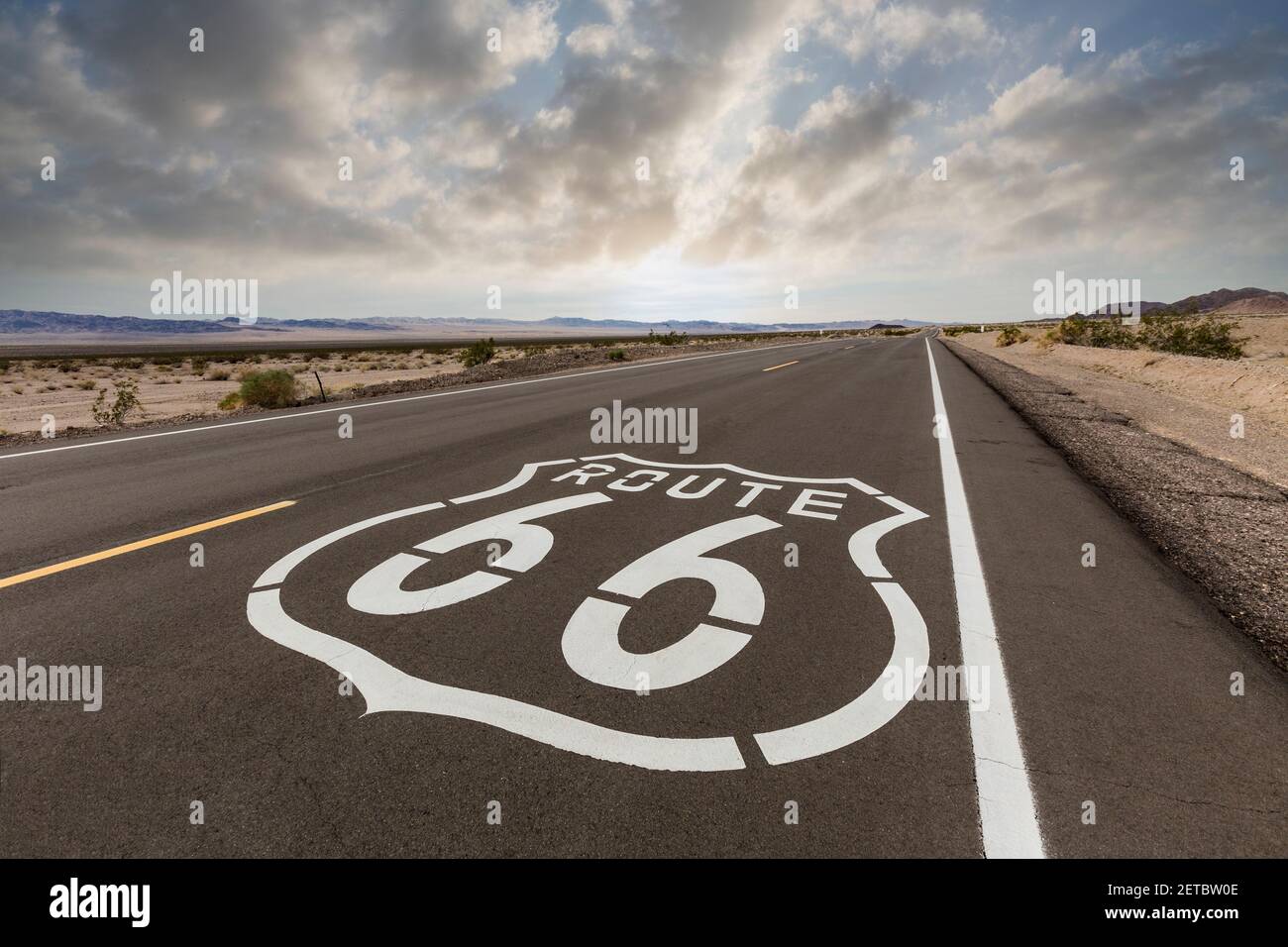 Route 66 panneau avec ciel à l'aube près d'Amboy dans le désert de Mojave en Californie. Banque D'Images