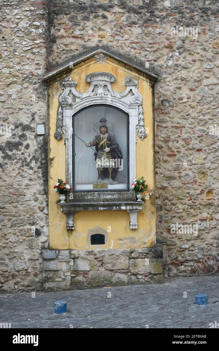 Une photo verticale d'une statue près du château St George à Lisbonne, Portugal Banque D'Images