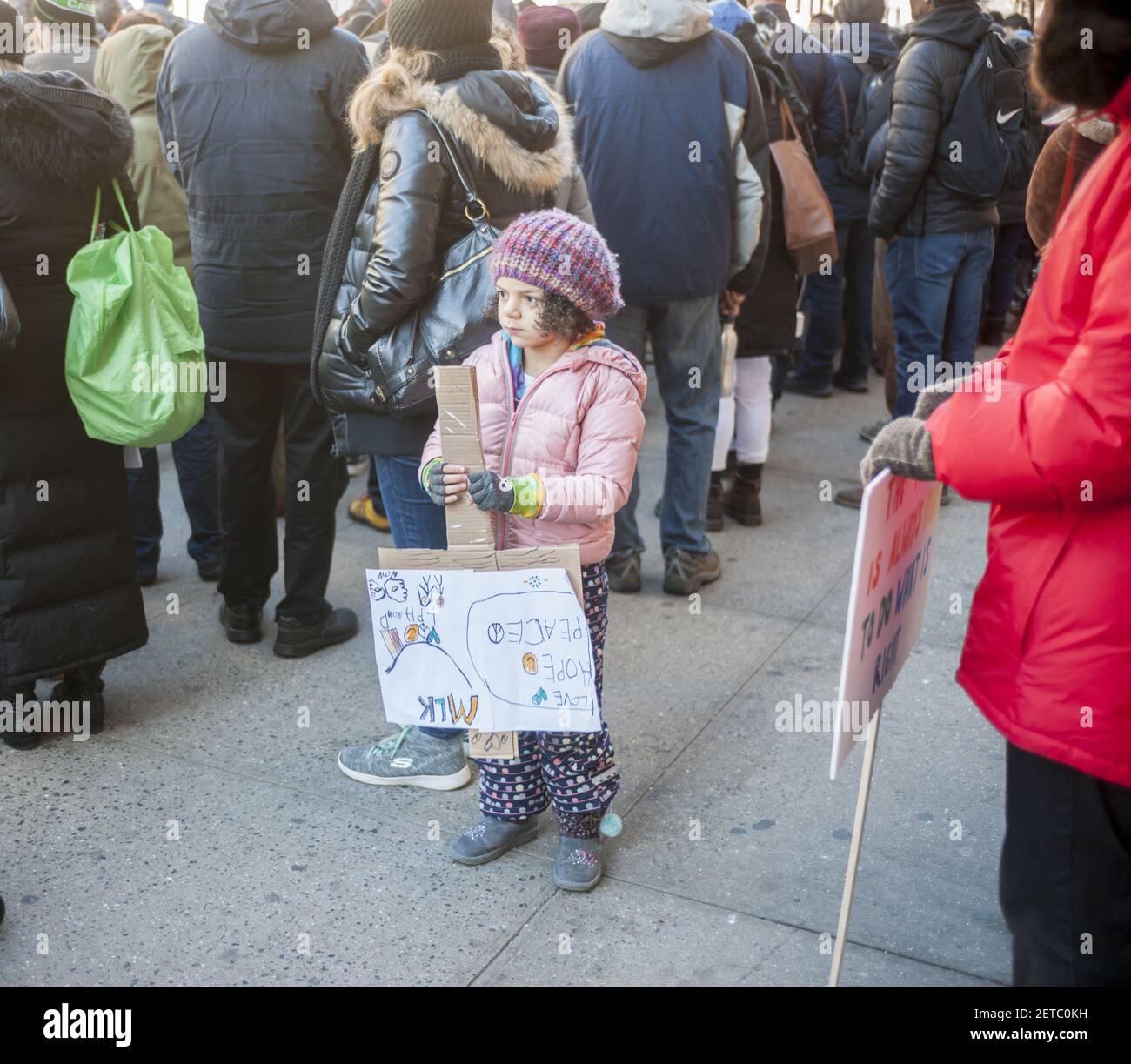 Des étudiants de l'école de campagne de Manhattan avec leurs familles et leurs amis participent à leur 29e promenade commémorative annuelle Martin Luther King Jr. À New York, organisée par les élèves de 8e année, le lundi 16 janvier 2017. Les marcheurs ont honoré la mémoire de King dans leur marche à travers les hauteurs de Morningside et de Harlem s'arrêtant à divers sites pour lire des discours et des lettres écrits par des étudiants. (Photo de Richard B. Levine) *** Veuillez utiliser le crédit du champ de crédit *** Banque D'Images
