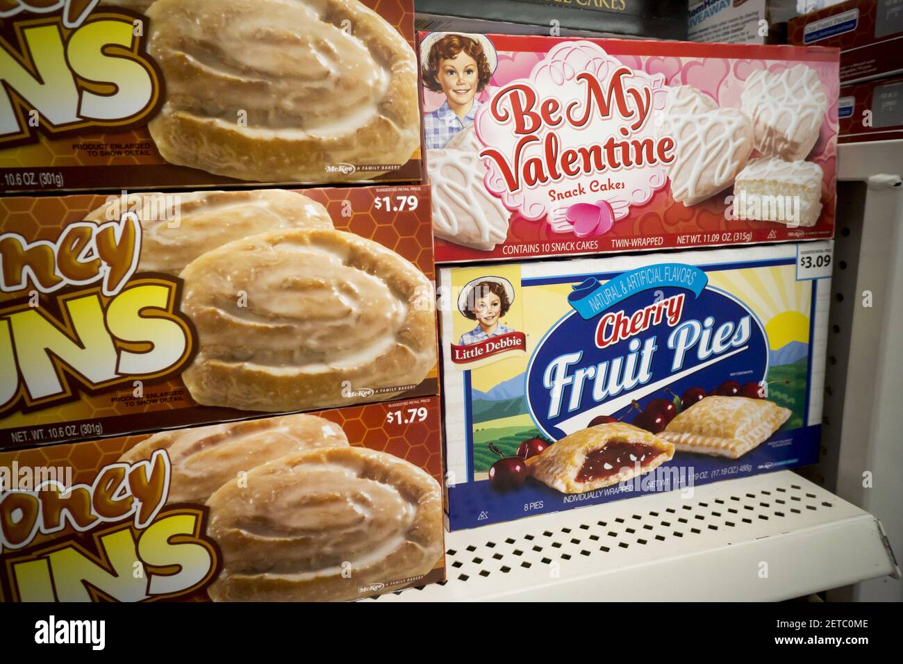 Une Selection De Petits Gateaux De Marque De Debbie Y Compris Leurs Produits De Saison La Saint Valentin Dans Le Departement De L Epicerie Dans Un Magasin A New York Le Samedi 14 Janvier