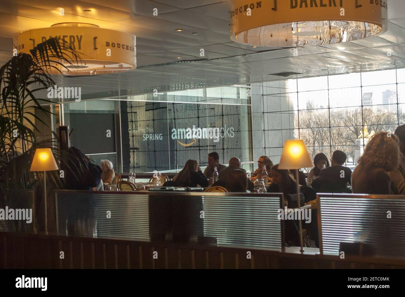 Des panneaux dans le Time Warner Center à New York annoncent l'arrivée imminente d'une librairie Amazon en briques et en mortier, vue le dimanche 15 janvier 2017. Le magasin d'une superficie de 4000 mètres carrés ouvrira ses portes au printemps dans le « Shops at Columbus Circle » du Time Warner Center. (Photo de Richard B. Levine) *** Veuillez utiliser le crédit du champ de crédit *** Banque D'Images