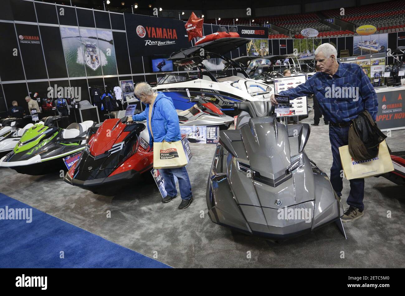 (170119) -- VANCOUVER, le 19 janvier 2017 (Xinhua) -- les gens visitent le 55e Vancouver International Boat Show à Vancouver, Canada, le 18 janvier 2017. Le salon annuel, qui a attiré plus de 250 exposants dans le monde, a débuté ici mercredi. (Xinhua/Liang Sen) (djj) (photo de Xinhua/Sipa USA) Banque D'Images