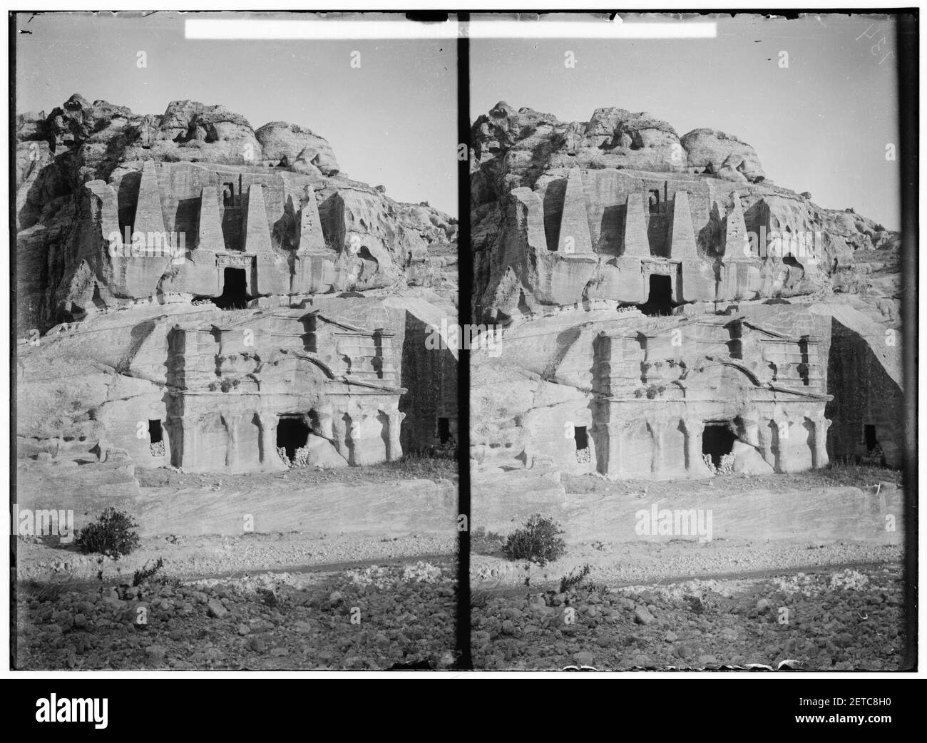 Petra en Transjordanie. Tombeau avec les obélisques Banque D'Images