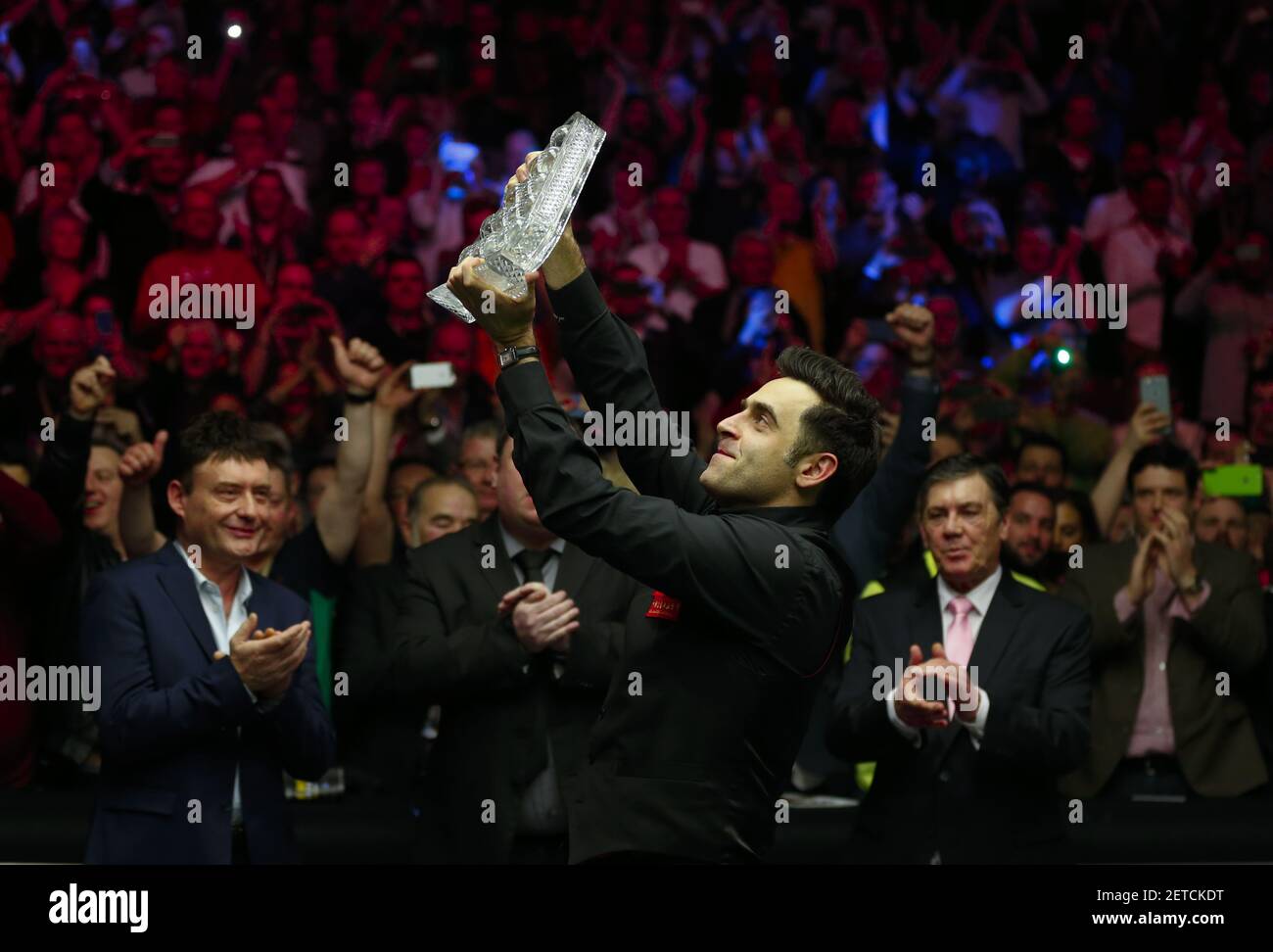 (SP) BRITAIN-LONDON-SNOOKER-MASTERS 2017-O'Sullivan VS PERRY (170122) -- LONDRES, 22 janvier 2017 (Xinhua) -- Ronnie O'Sullivan d'Angleterre célèbre après la finale avec Joe Perry d'Angleterre au Snooker Masters 2017 au Alexandra Palace à Londres, en Grande-Bretagne, le 22 janvier 2017. Ronnie O'Sullivan a revendiqué le titre en remportant 10-7. (Xinhua/Han Yan) (photo de Xinhua/Sipa USA) Banque D'Images