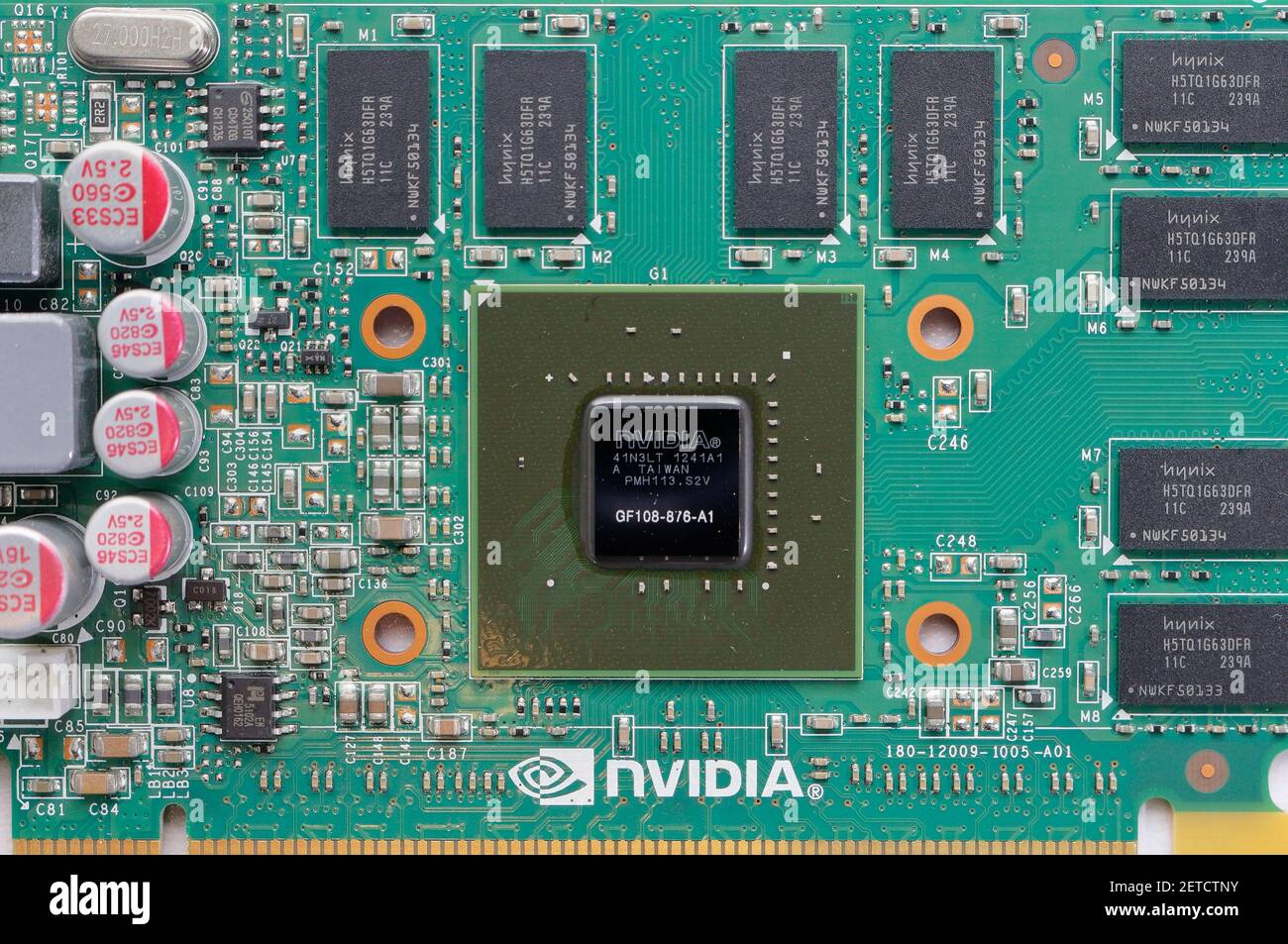Carte graphique pour ordinateur NVIDIA Quadro, gros plan des composants électroniques et du processeur graphique Banque D'Images